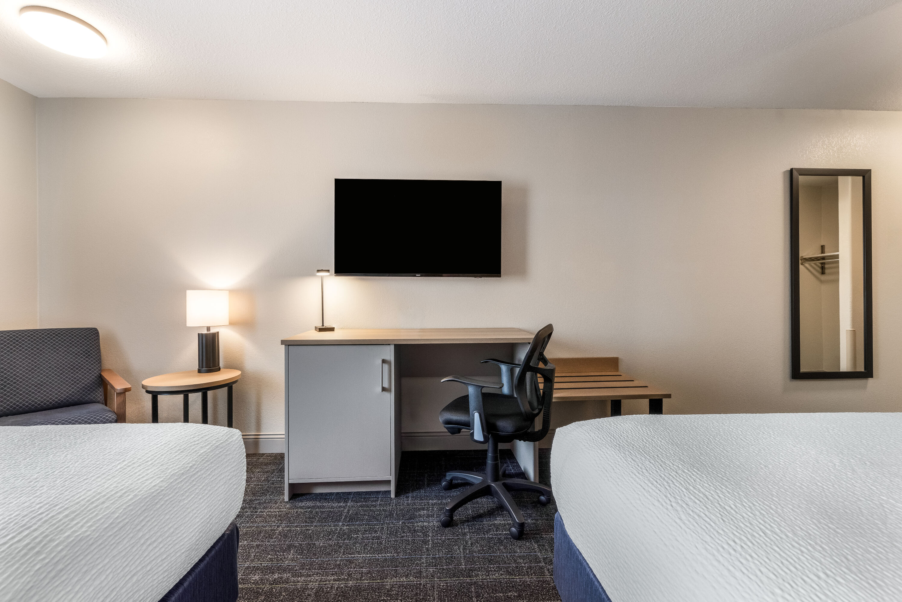 Queen bed guest room at the Days Inn & Suites by Wyndham Thunder Bay in Thunder Bay, Ontario
