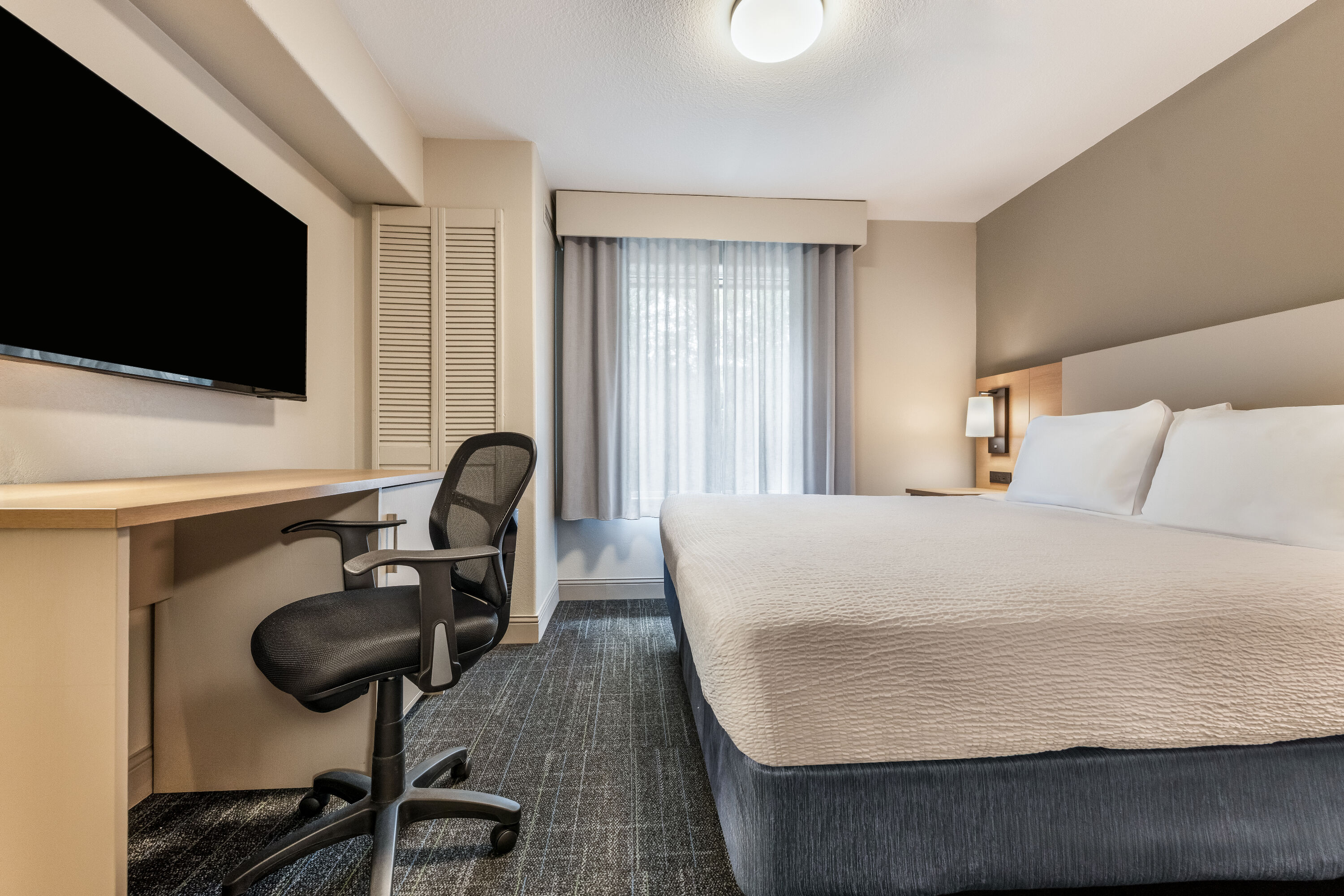 Days Inn & Suites by Wyndham Thunder Bay suite in Thunder Bay, Ontario
