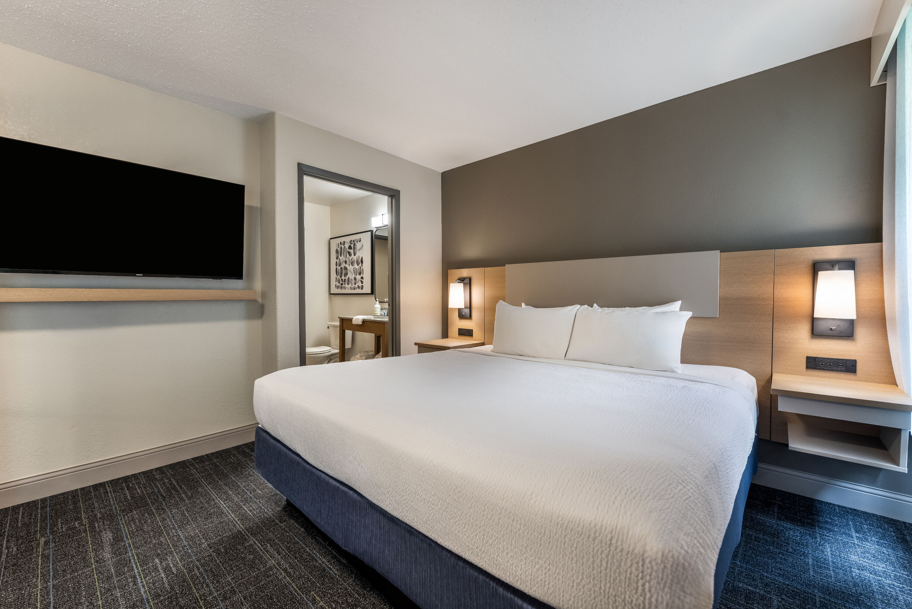 Days Inn & Suites by Wyndham Thunder Bay suite in Thunder Bay, Ontario