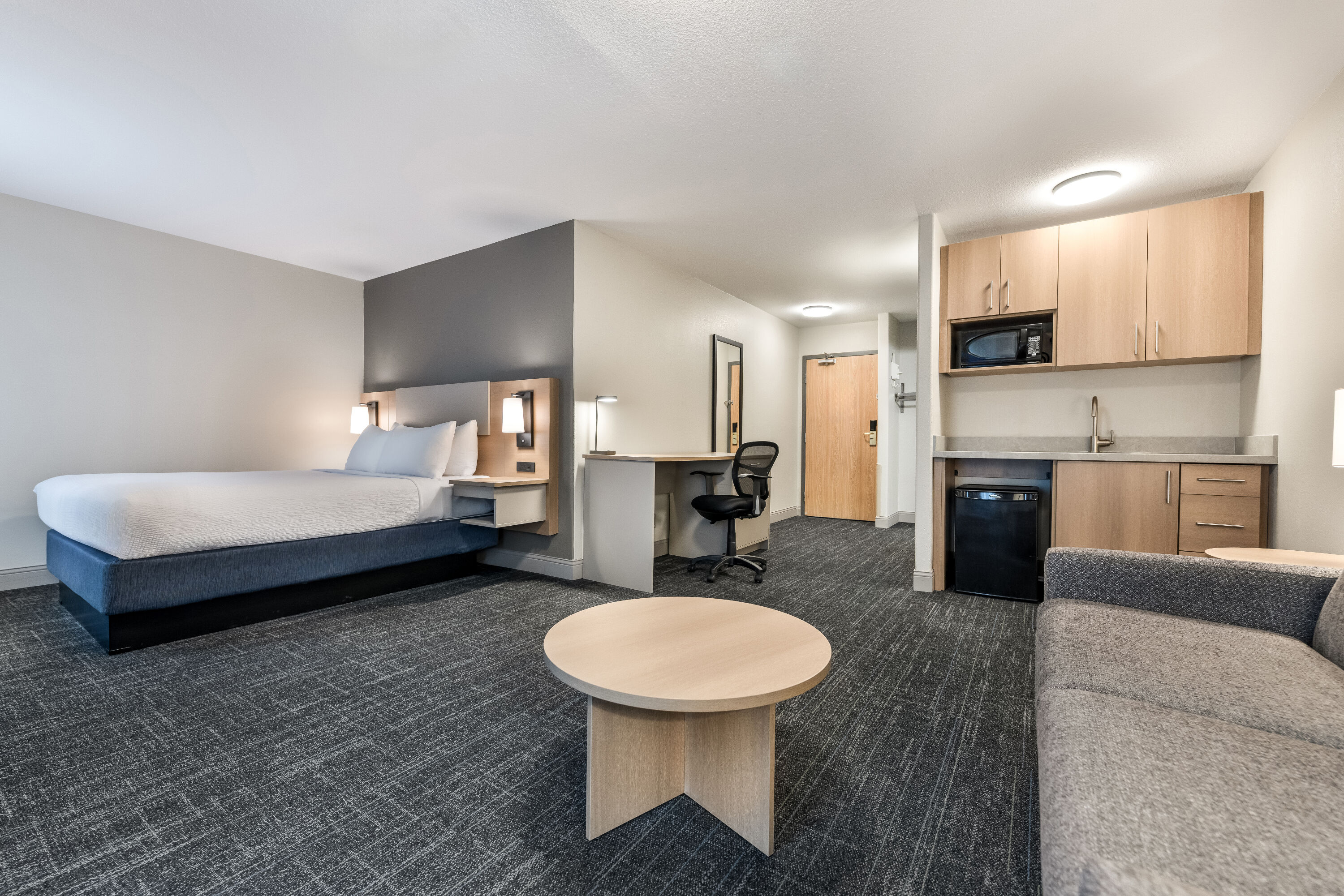 Days Inn & Suites by Wyndham Thunder Bay suite in Thunder Bay, Ontario