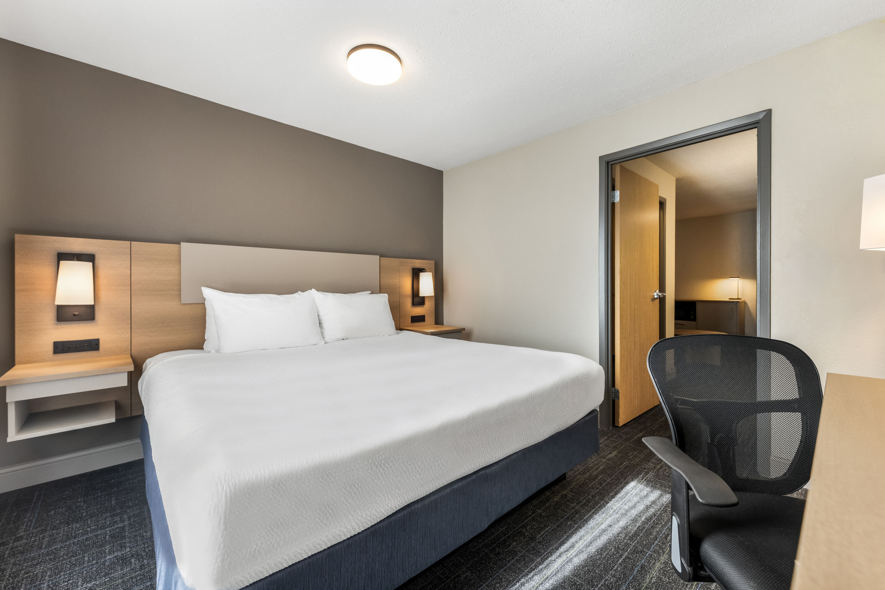 Days Inn & Suites by Wyndham Thunder Bay suite in Thunder Bay, Ontario