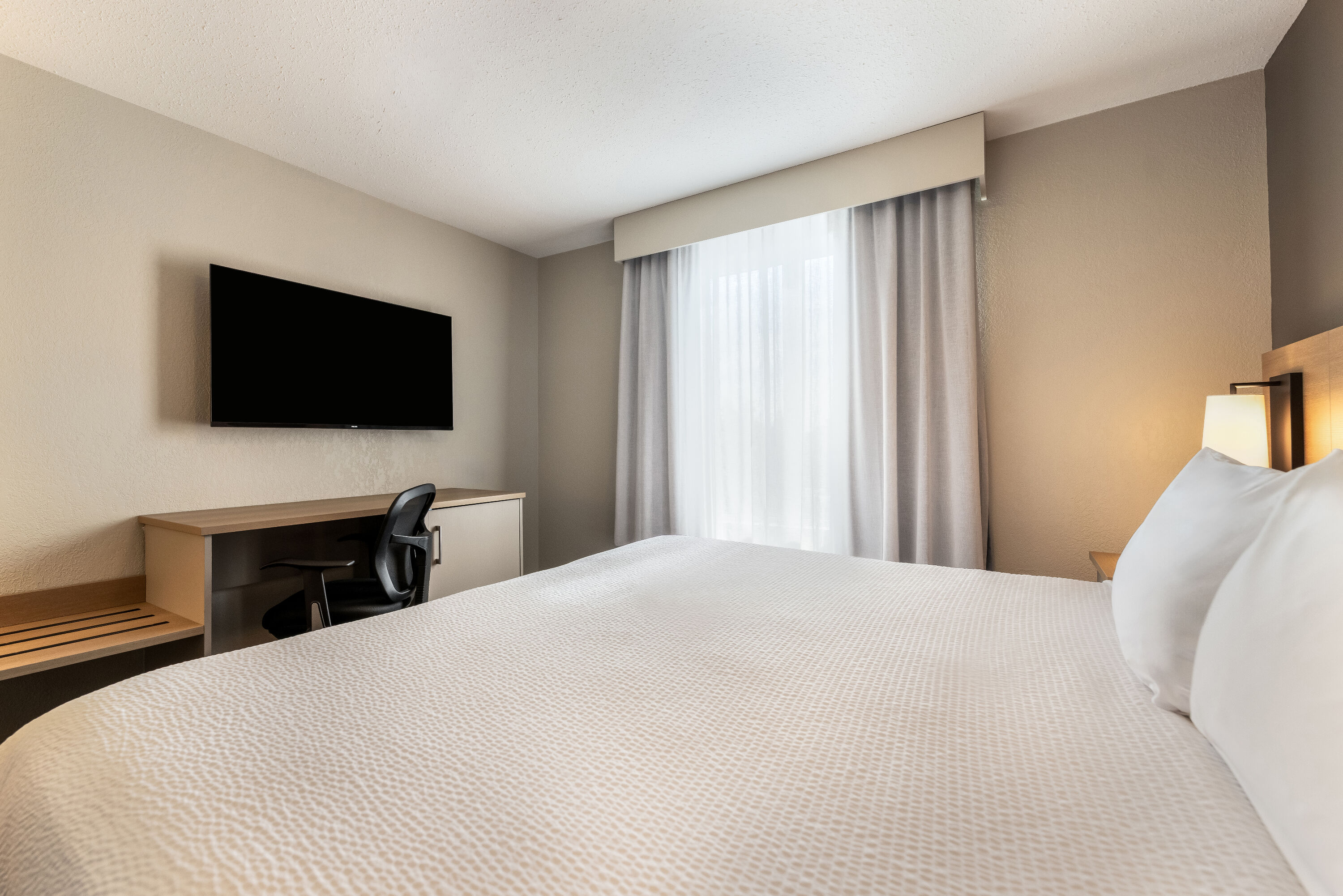 Days Inn & Suites by Wyndham Thunder Bay suite in Thunder Bay, Ontario