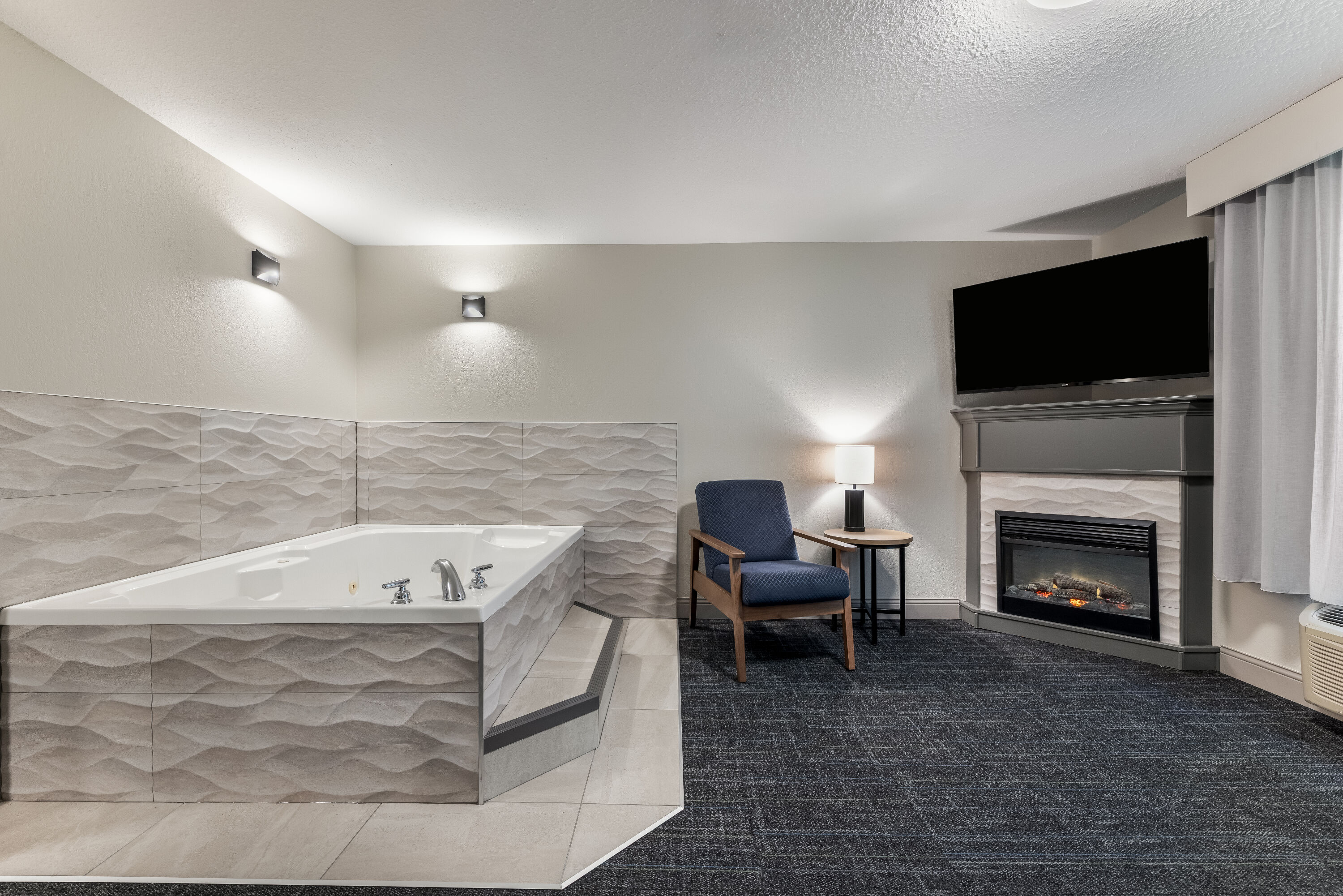 Days Inn & Suites by Wyndham Thunder Bay suite in Thunder Bay, Ontario