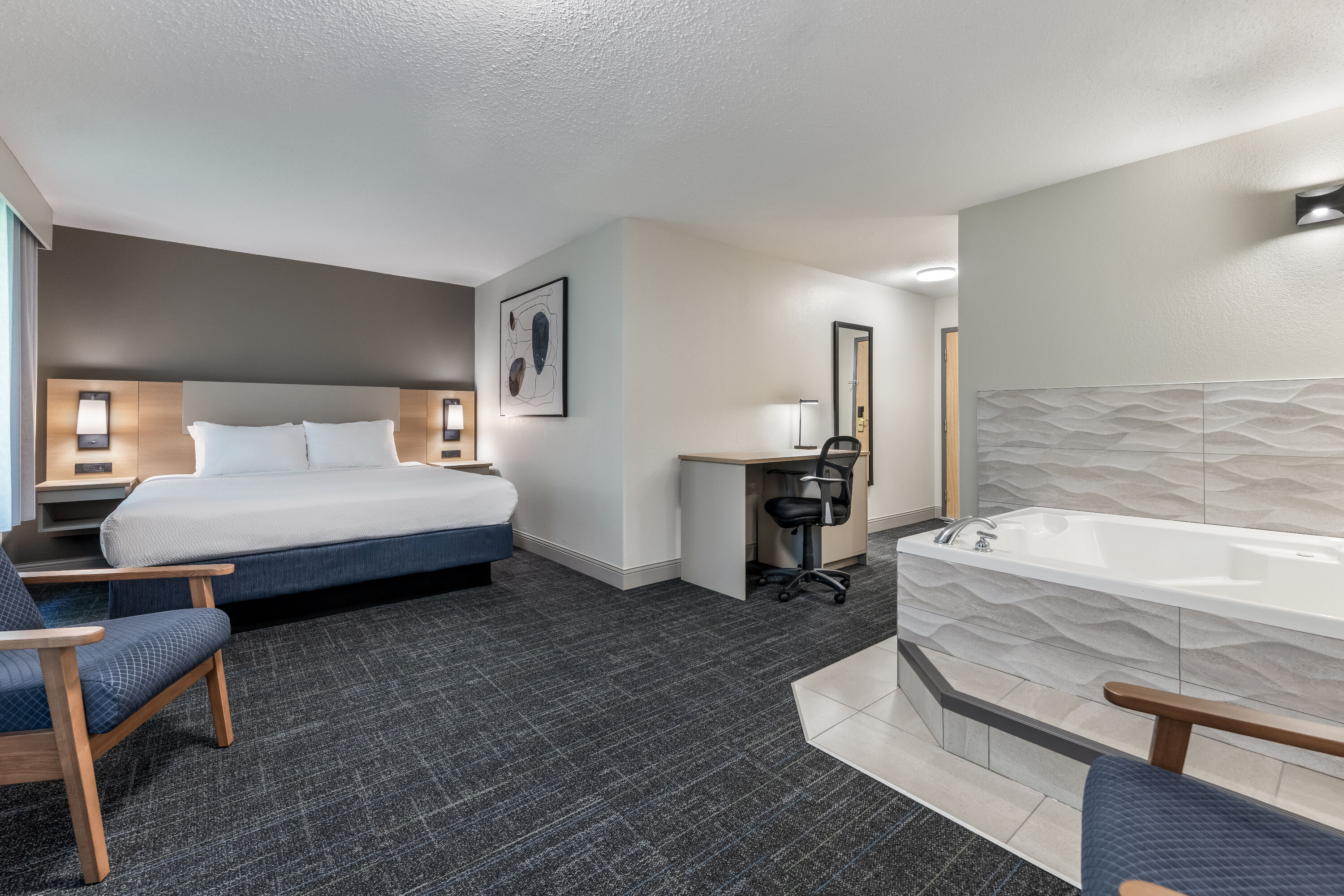 Days Inn & Suites by Wyndham Thunder Bay suite in Thunder Bay, Ontario