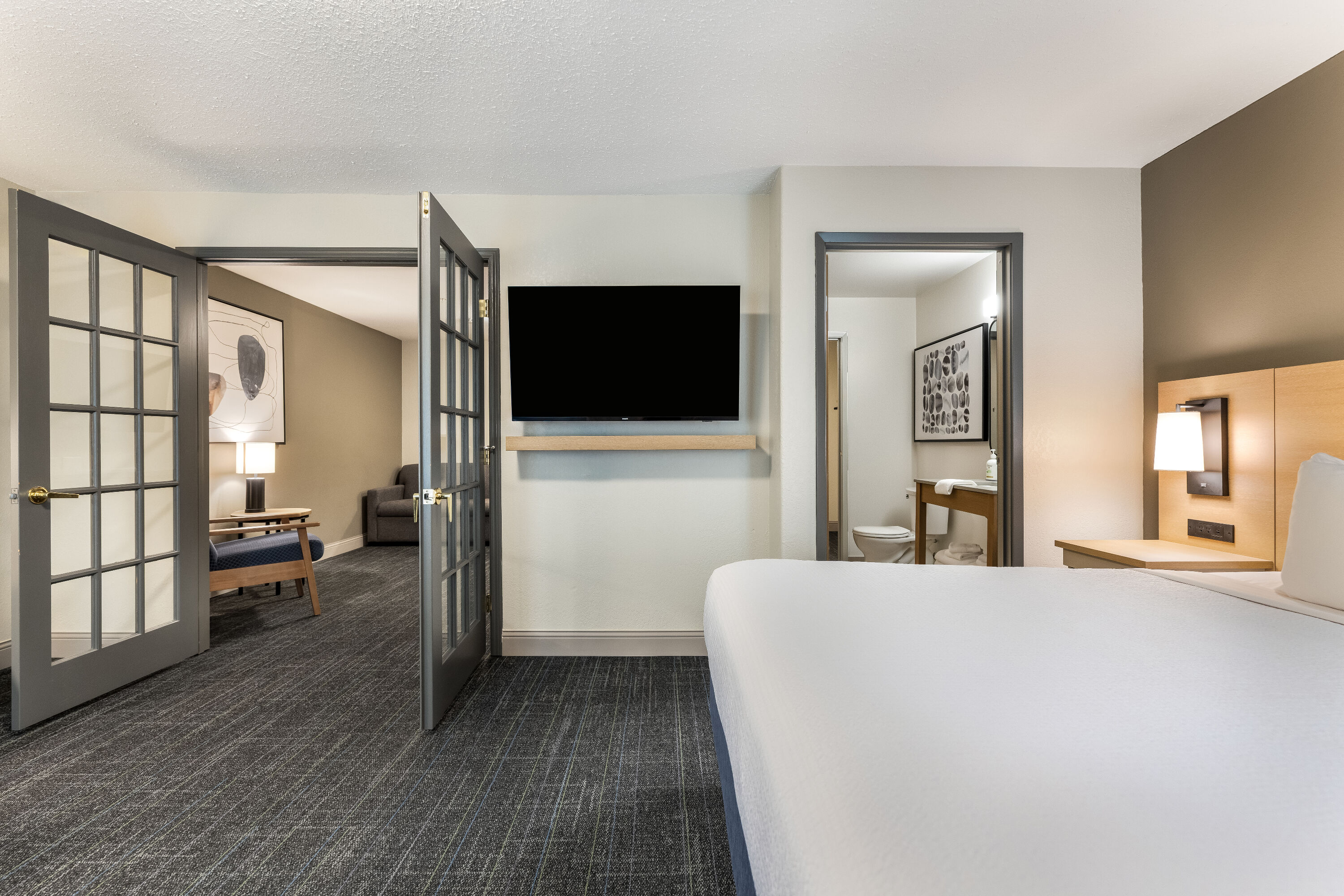 Days Inn & Suites by Wyndham Thunder Bay suite in Thunder Bay, Ontario