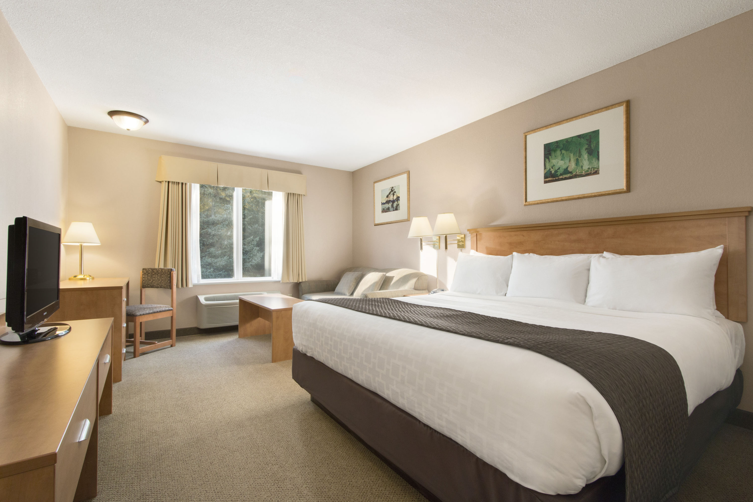 Days Inn & Suites by Wyndham Thunder Bay suite in Thunder Bay, Ontario