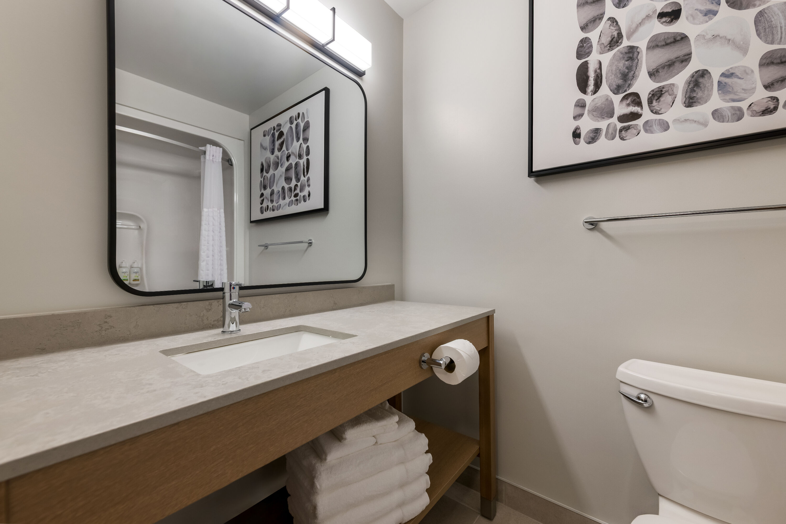 Guest room bath at the Days Inn by Wyndham Thunder Bay North in Thunder Bay, Ontario