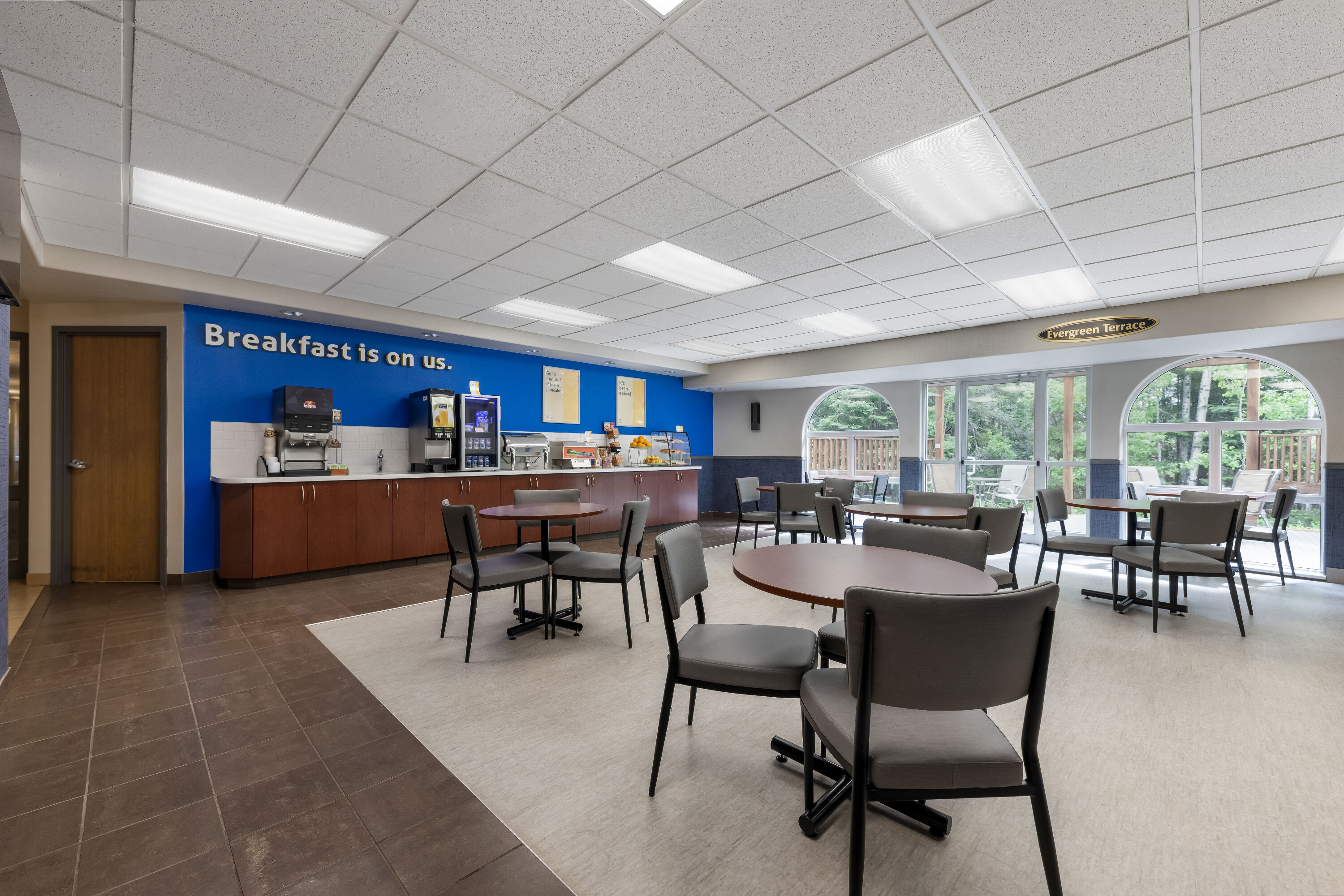 Days Inn by Wyndham Thunder Bay North restaurant breakfast area with seating in Thunder Bay, Ontario
