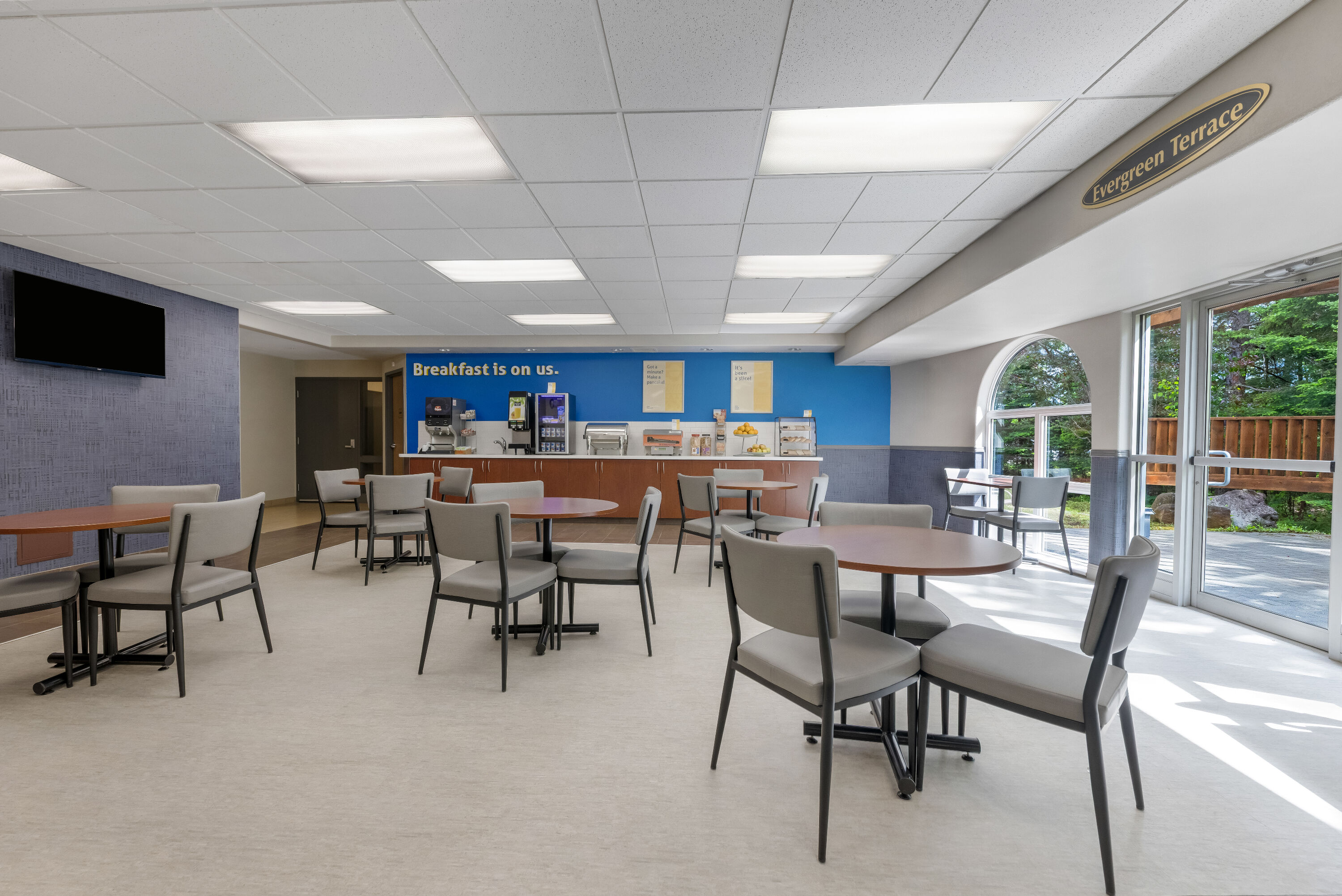 Days Inn by Wyndham Thunder Bay North restaurant breakfast area with seating in Thunder Bay, Ontario