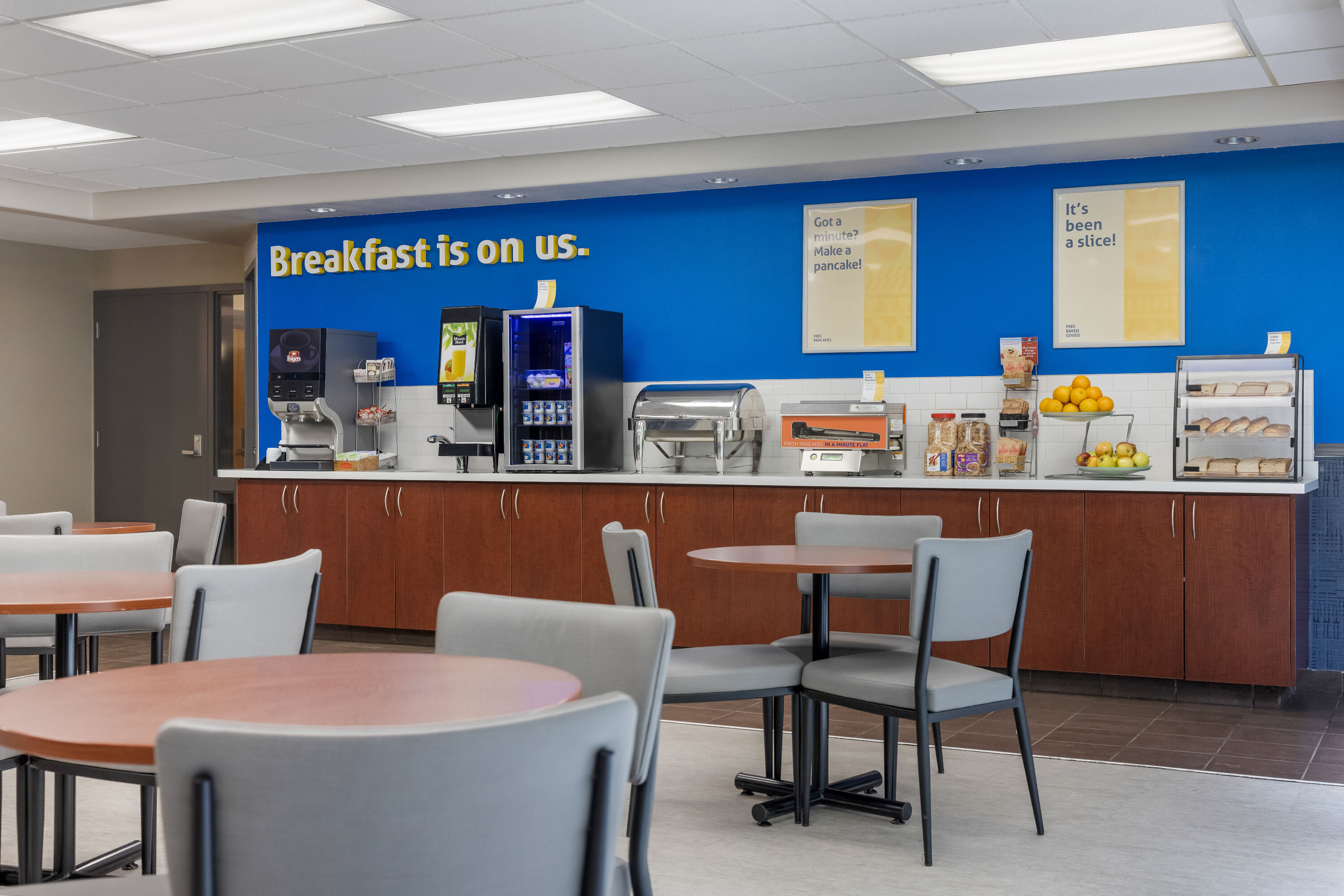 Days Inn by Wyndham Thunder Bay North restaurant breakfast area with seating in Thunder Bay, Ontario