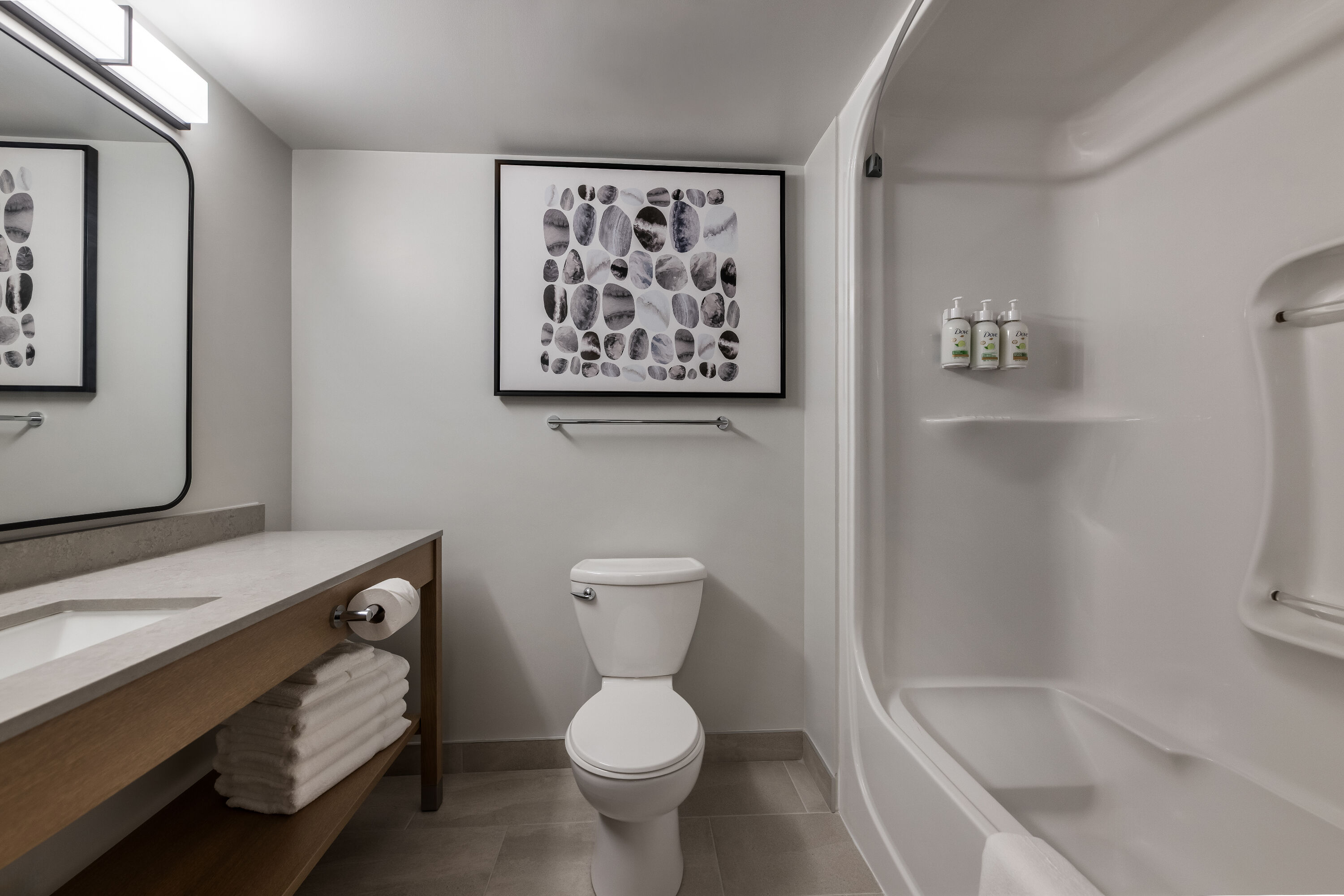 Guest room bath at the Days Inn by Wyndham Thunder Bay North in Thunder Bay, Ontario