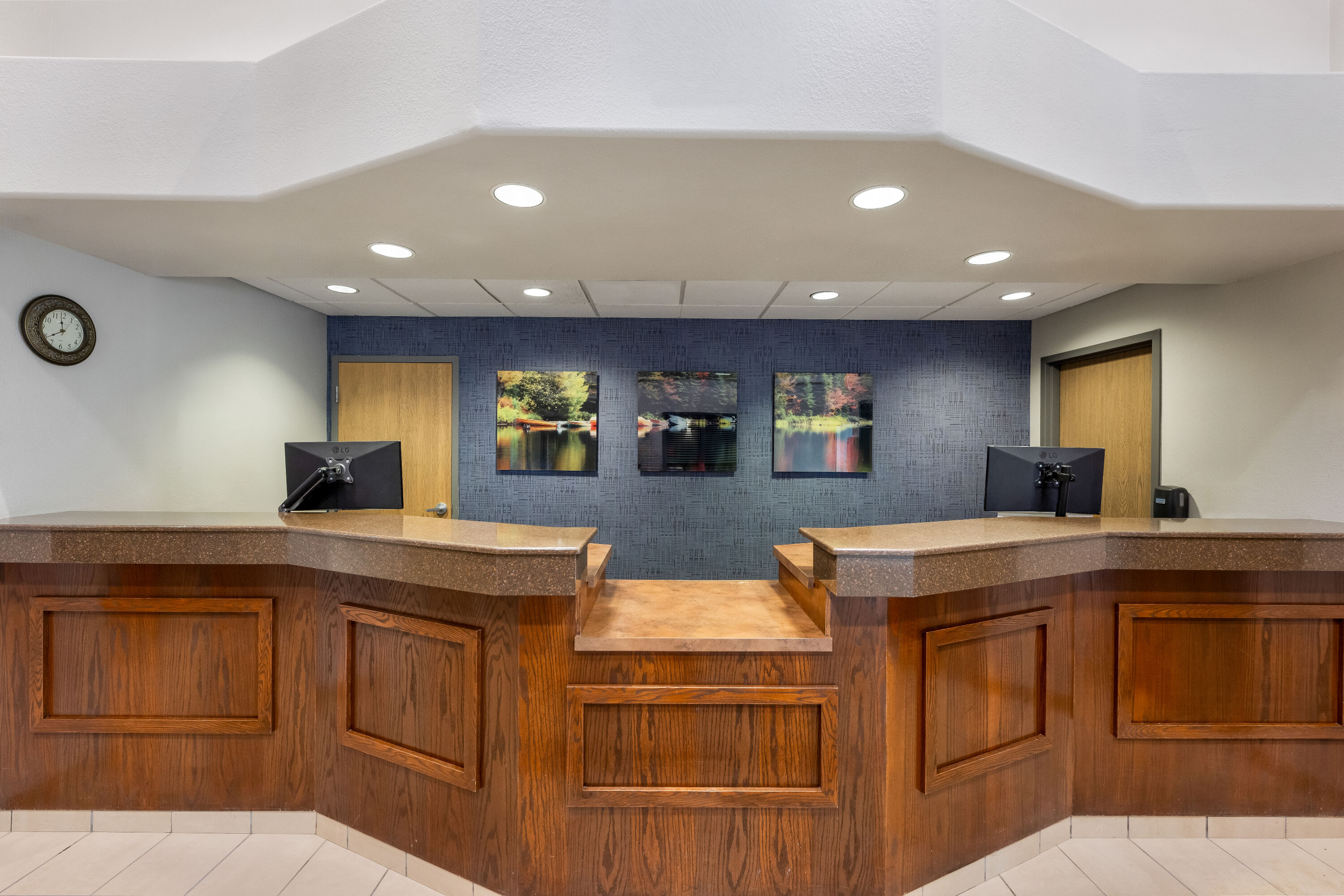 Days Inn by Wyndham Thunder Bay North reception in Thunder Bay, Ontario