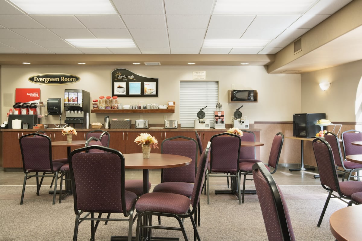 Days Inn By Wyndham Thunder Bay North Thunder Bay ON Hotels Days inn by wyndham thunder bay north thunder bay on hotels