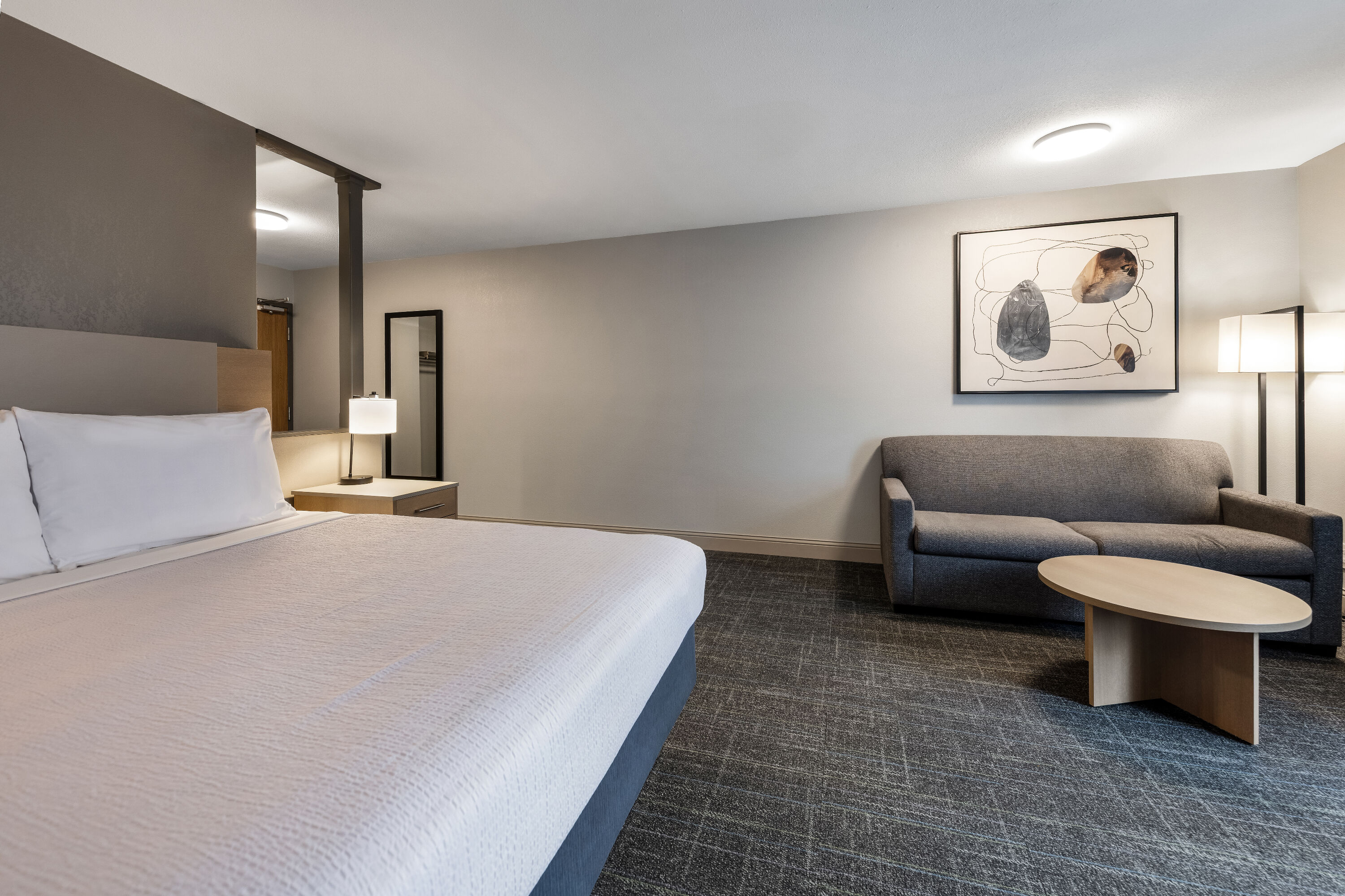 King bed guest room at the Days Inn by Wyndham Thunder Bay North in Thunder Bay, Ontario
