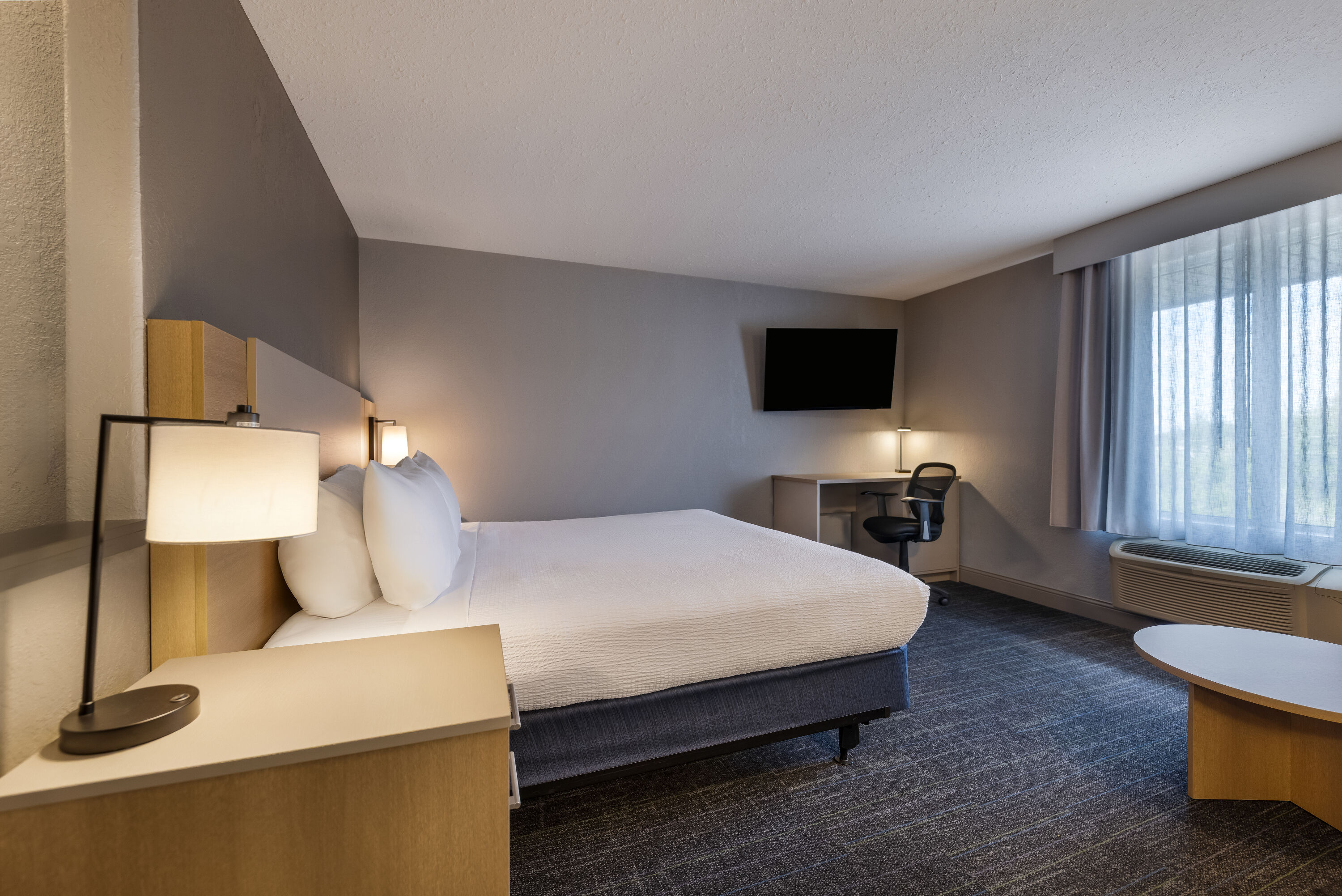King bed guest room at the Days Inn by Wyndham Thunder Bay North in Thunder Bay, Ontario