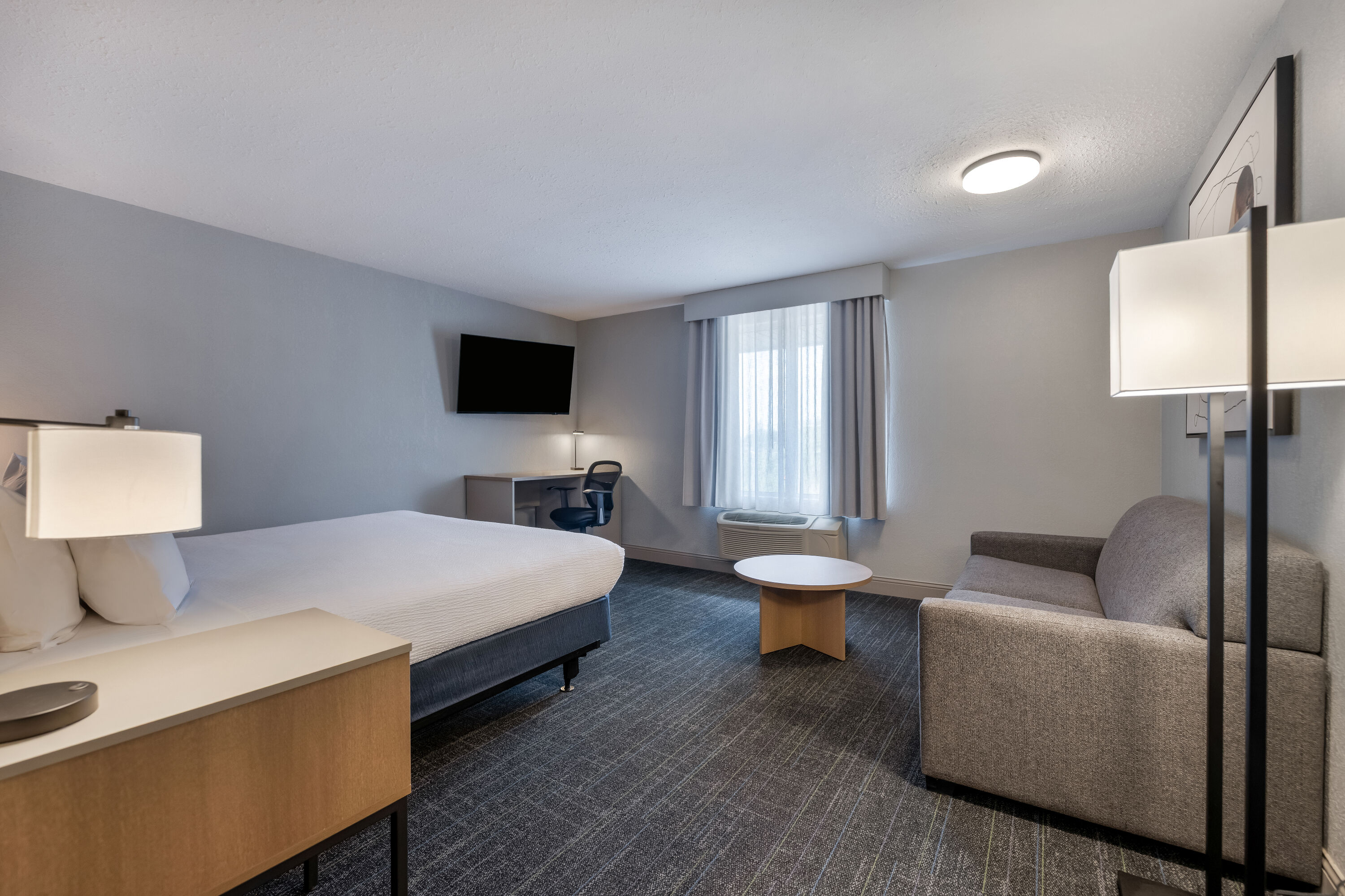 King bed guest room at the Days Inn by Wyndham Thunder Bay North in Thunder Bay, Ontario