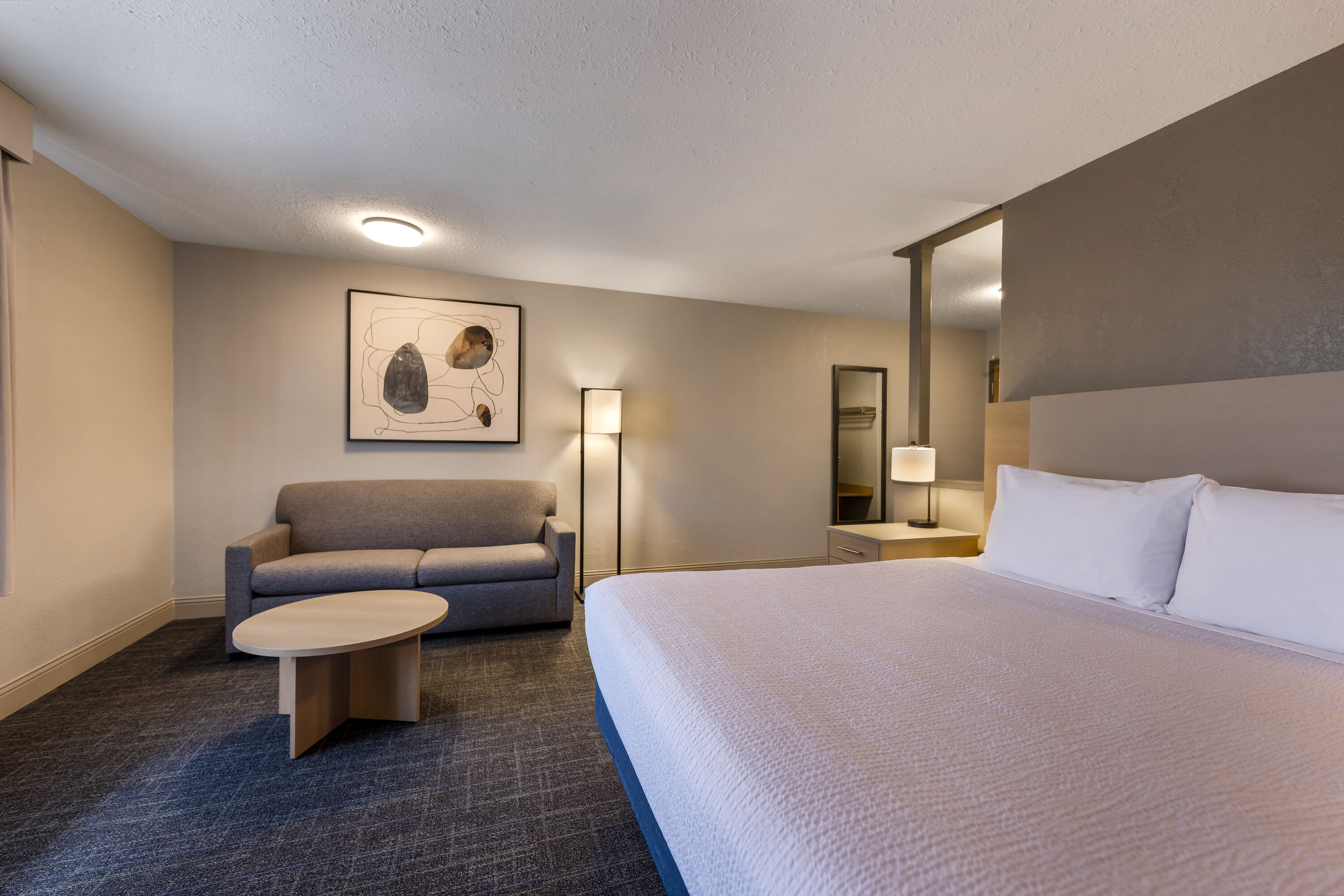 King bed guest room at the Days Inn by Wyndham Thunder Bay North in Thunder Bay, Ontario