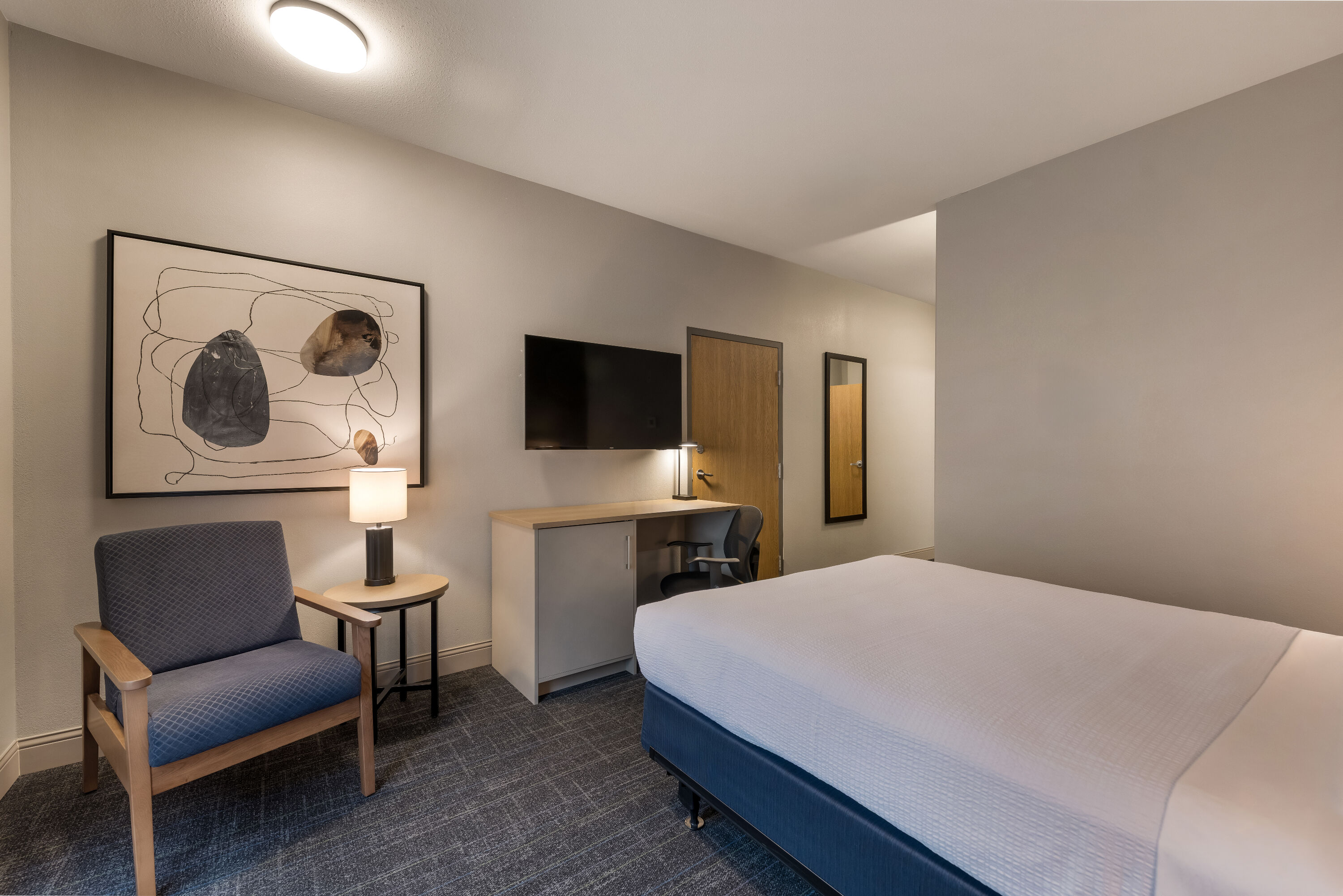 Queen bed guest room at the Days Inn by Wyndham Thunder Bay North in Thunder Bay, Ontario
