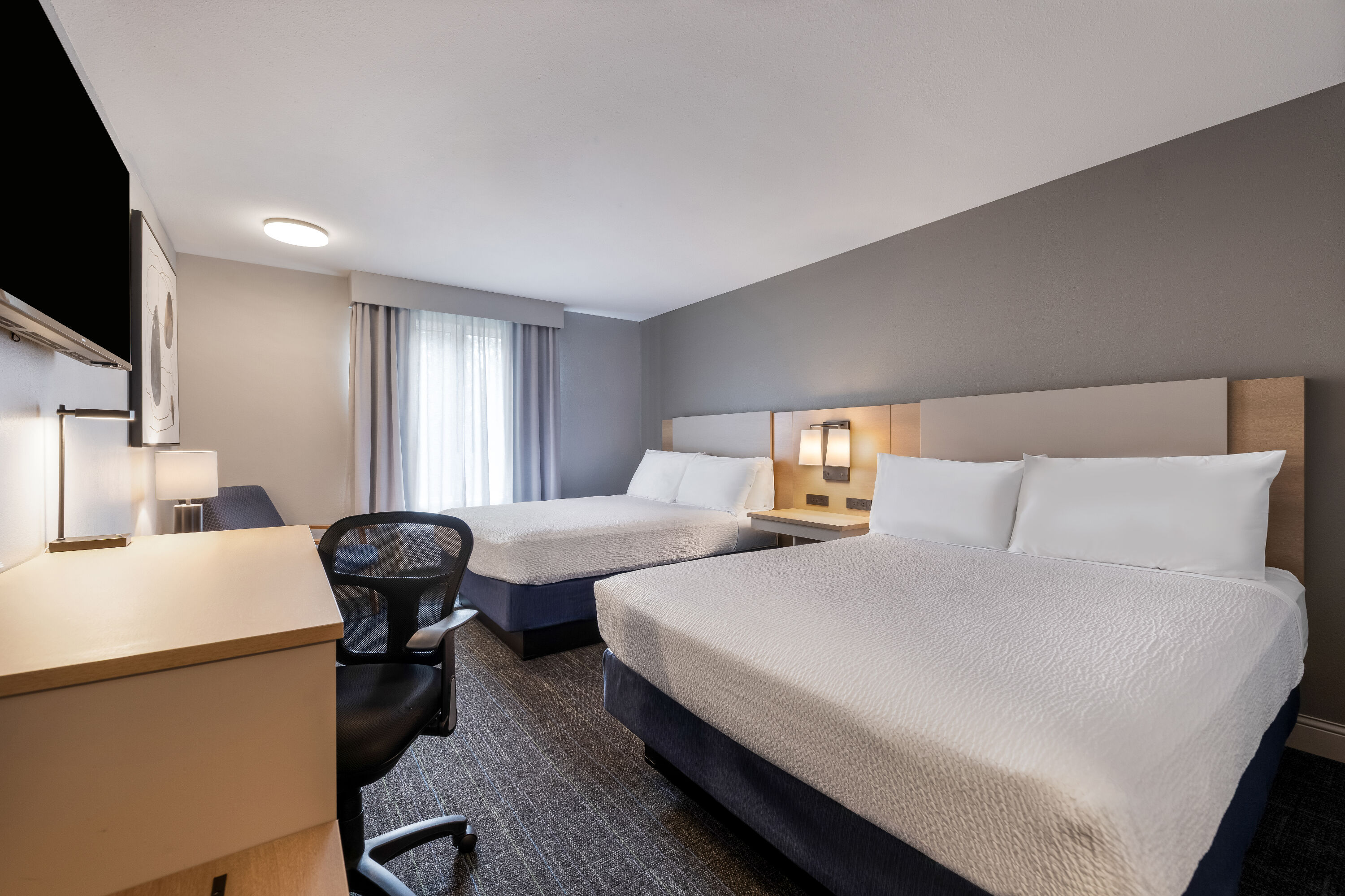 Queen bed guest room at the Days Inn by Wyndham Thunder Bay North in Thunder Bay, Ontario