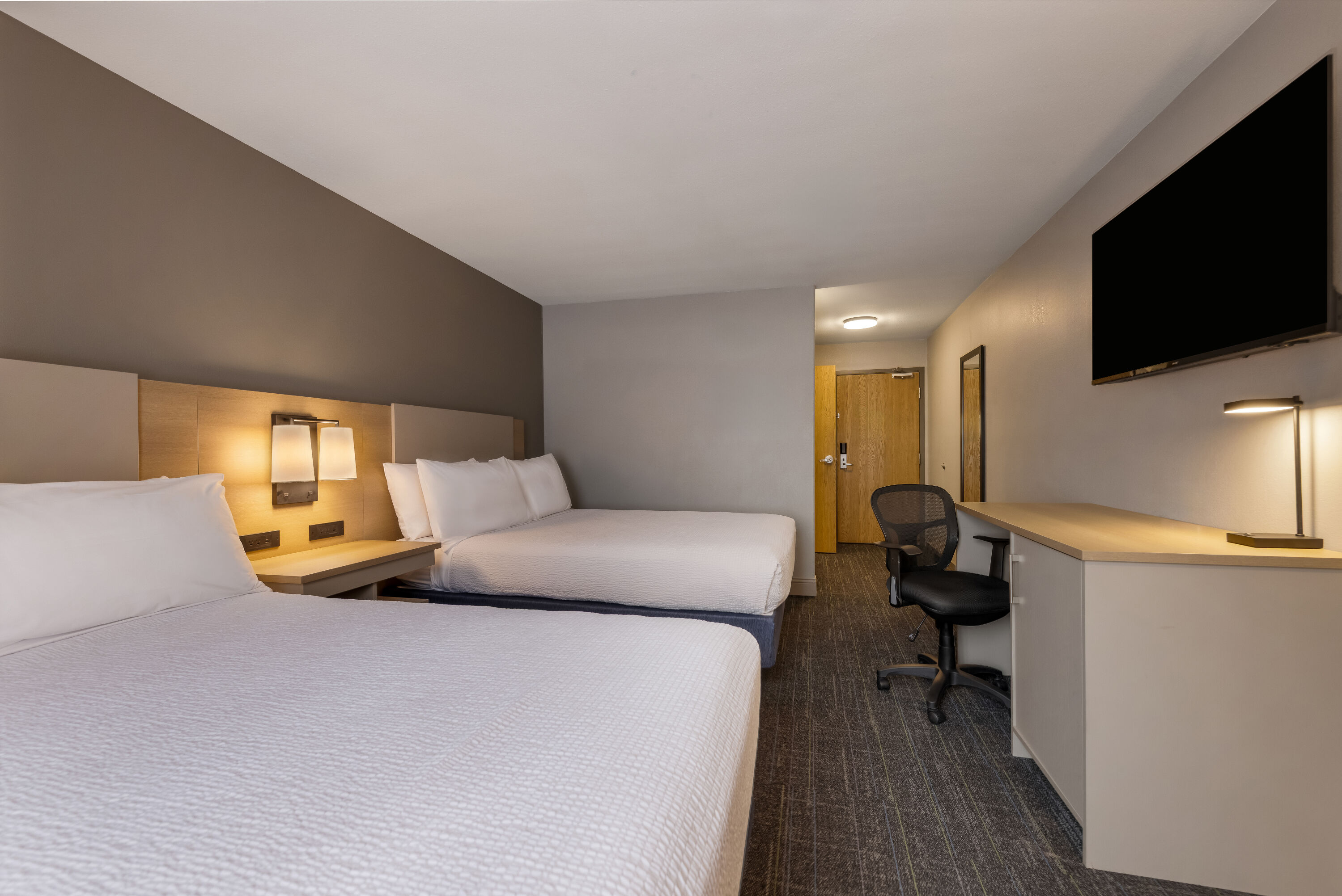 Queen bed guest room at the Days Inn by Wyndham Thunder Bay North in Thunder Bay, Ontario