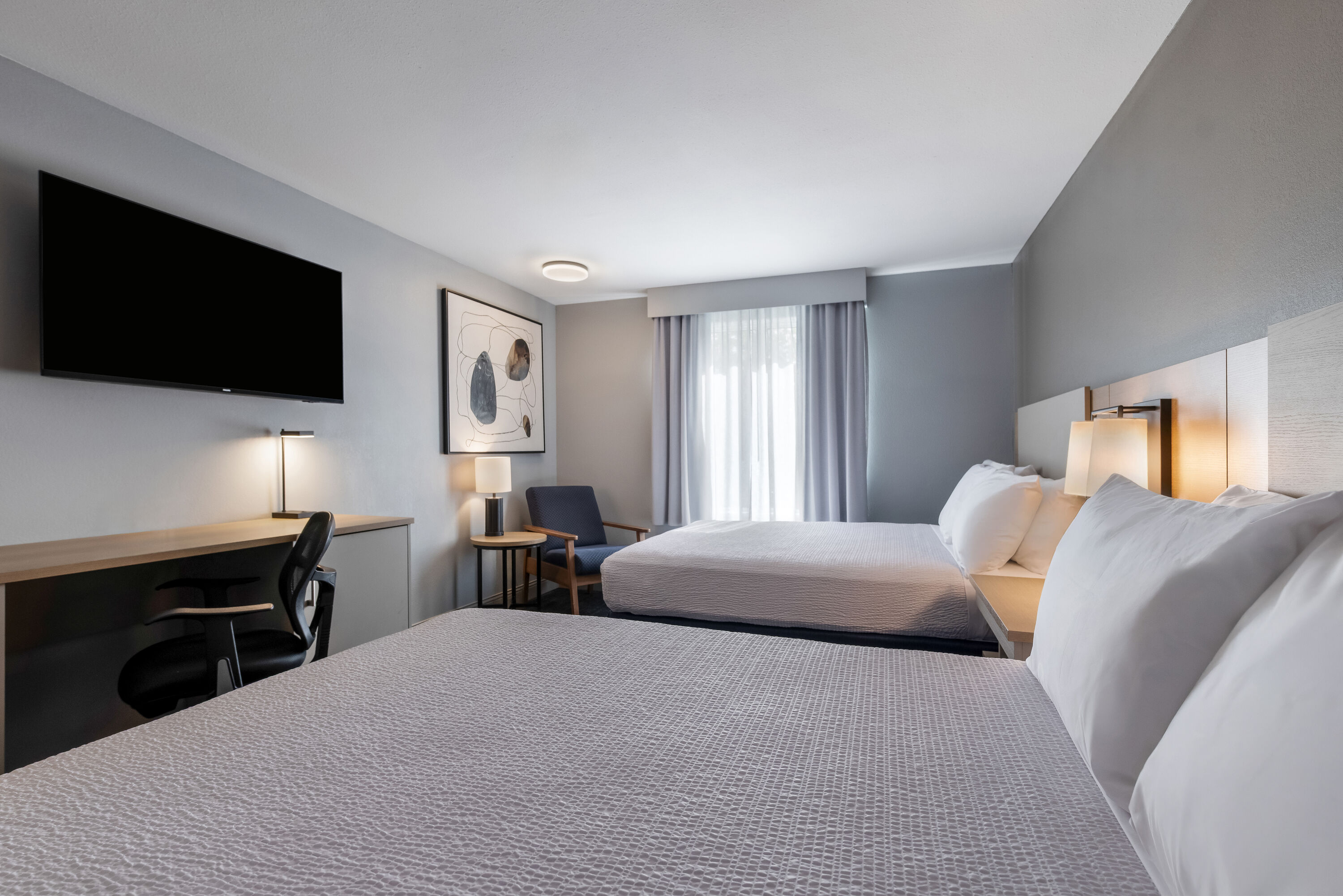 Queen bed guest room at the Days Inn by Wyndham Thunder Bay North in Thunder Bay, Ontario