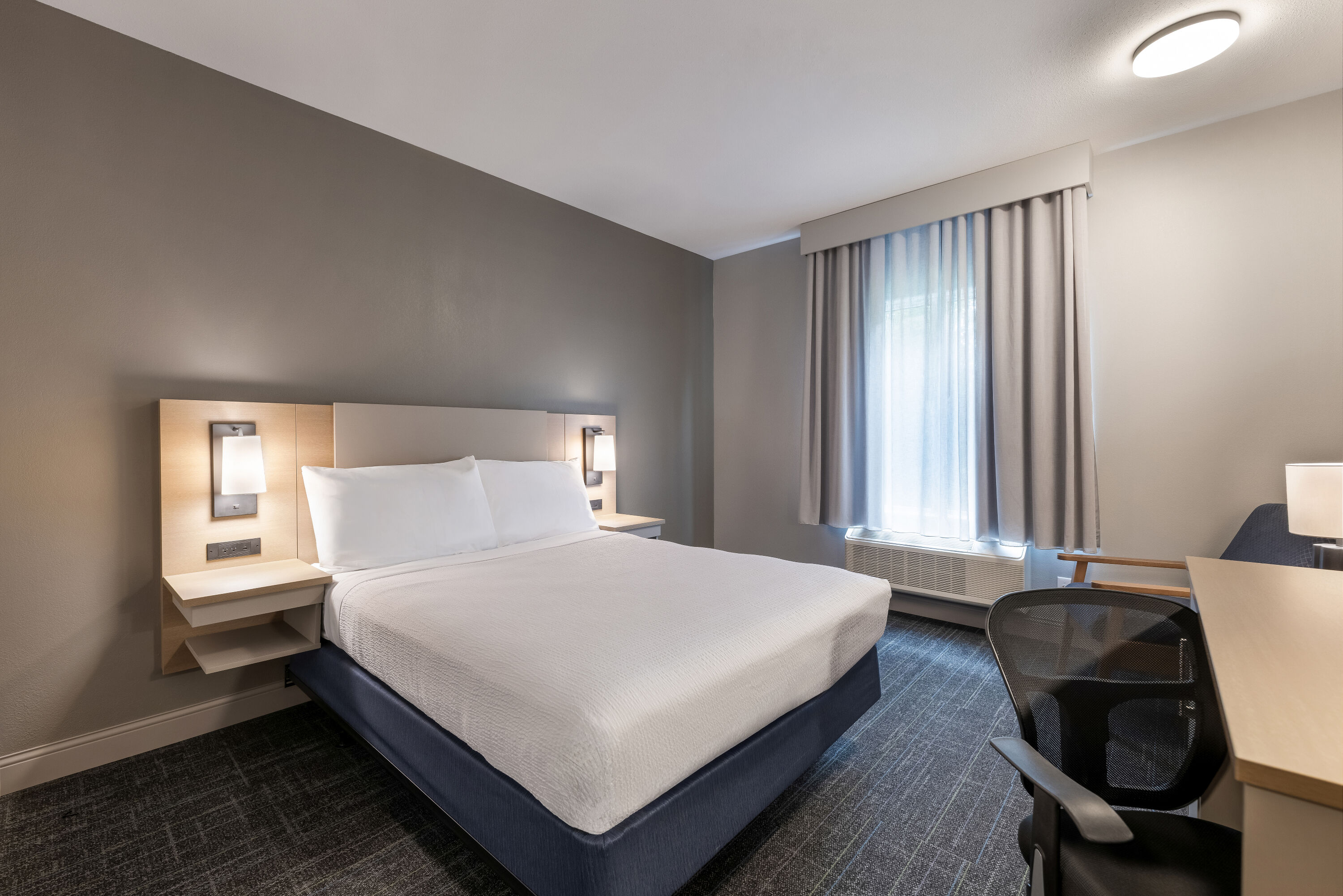 Queen bed guest room at the Days Inn by Wyndham Thunder Bay North in Thunder Bay, Ontario