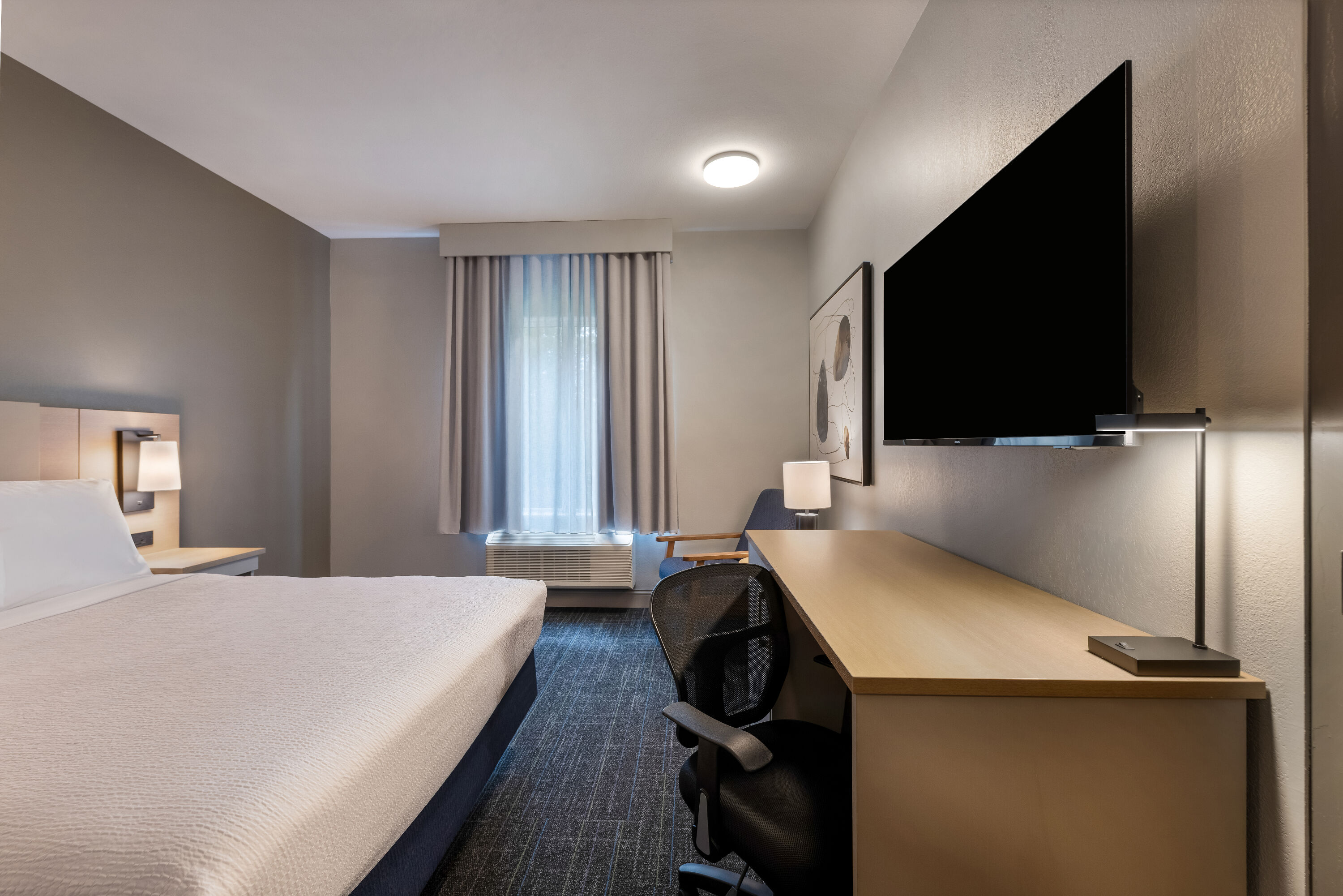 Queen bed guest room at the Days Inn by Wyndham Thunder Bay North in Thunder Bay, Ontario