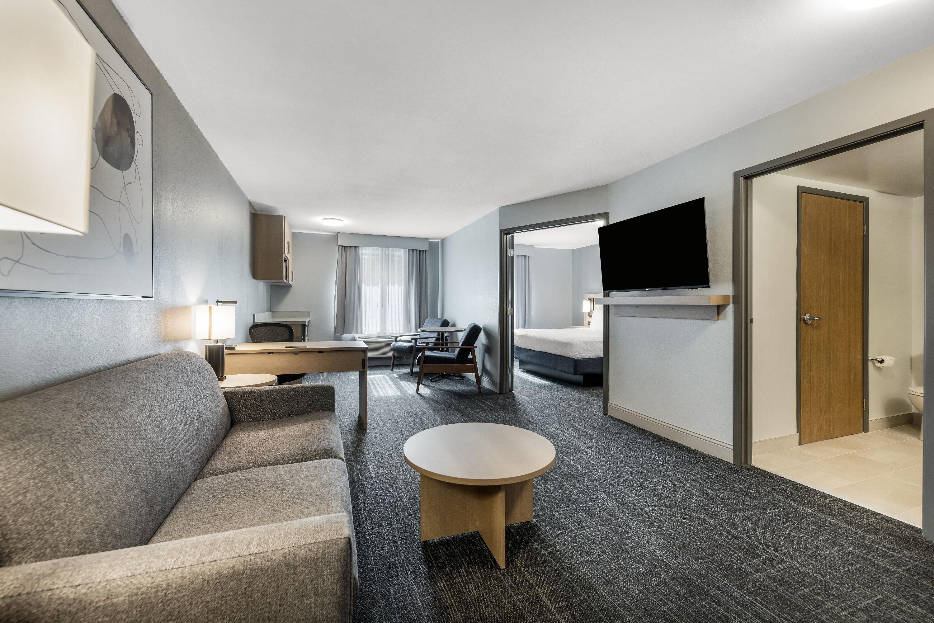 Days Inn by Wyndham Thunder Bay North suite in Thunder Bay, Ontario