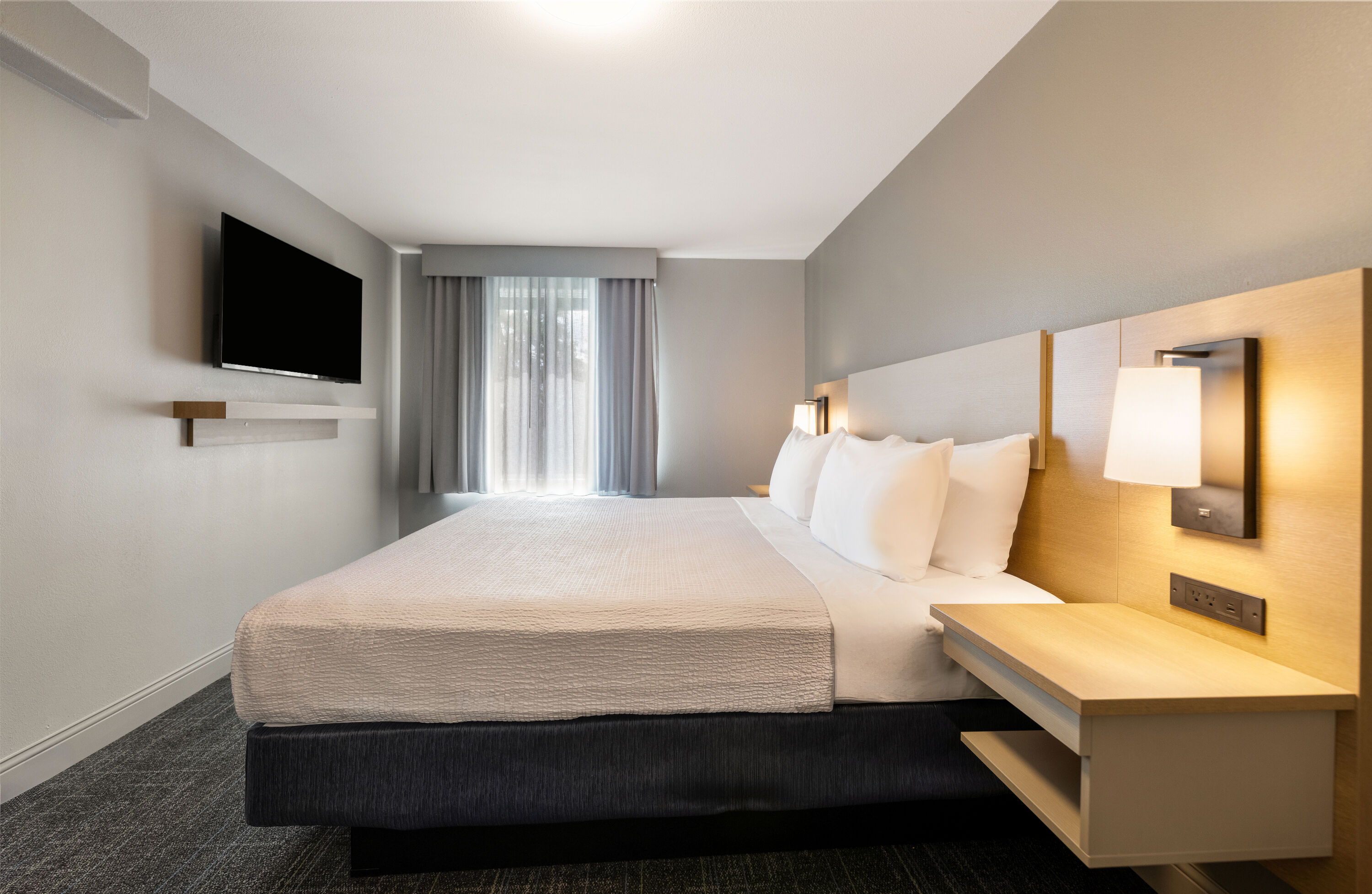 Days Inn by Wyndham Thunder Bay North suite in Thunder Bay, Ontario