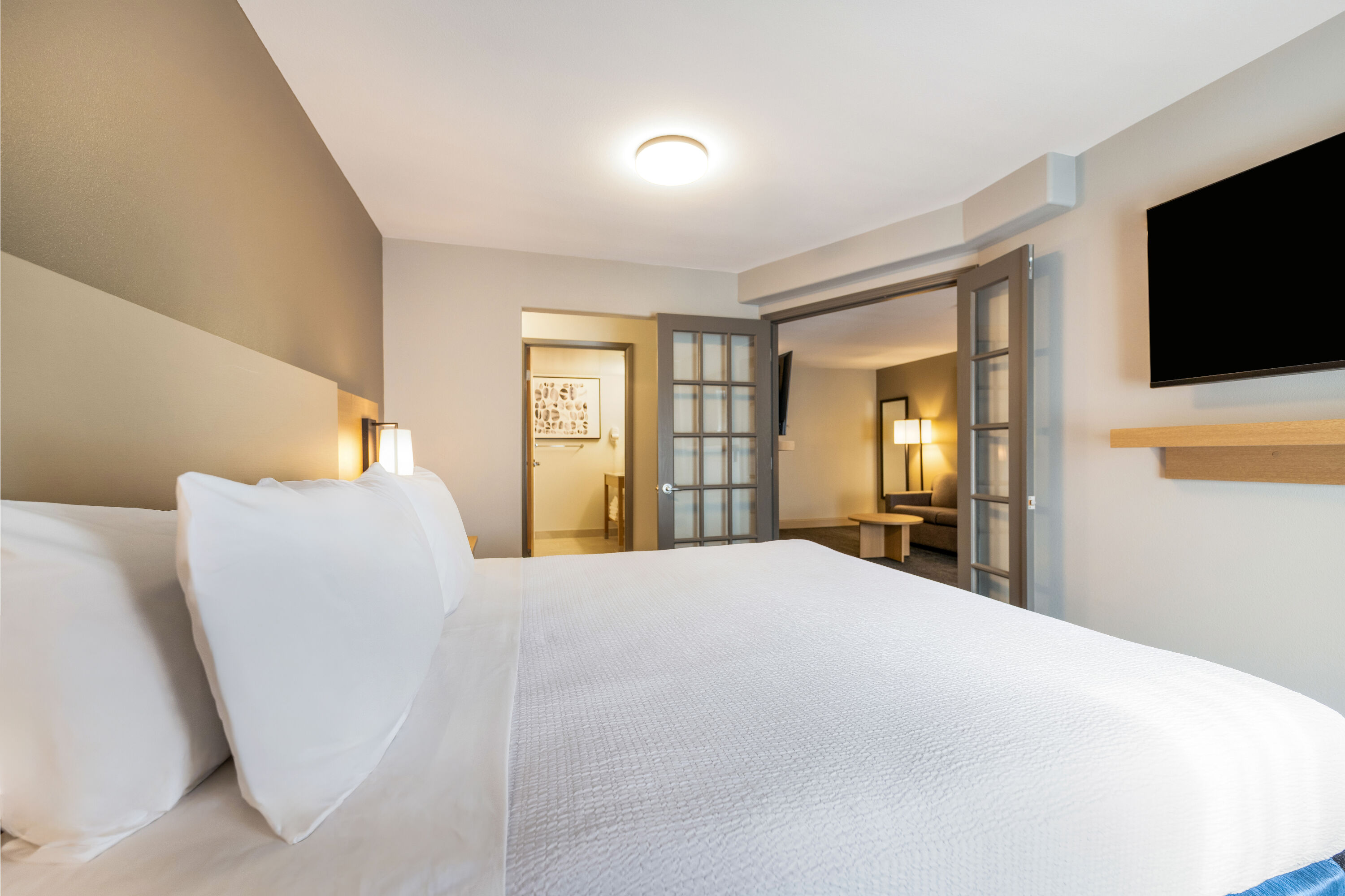 Days Inn by Wyndham Thunder Bay North suite in Thunder Bay, Ontario
