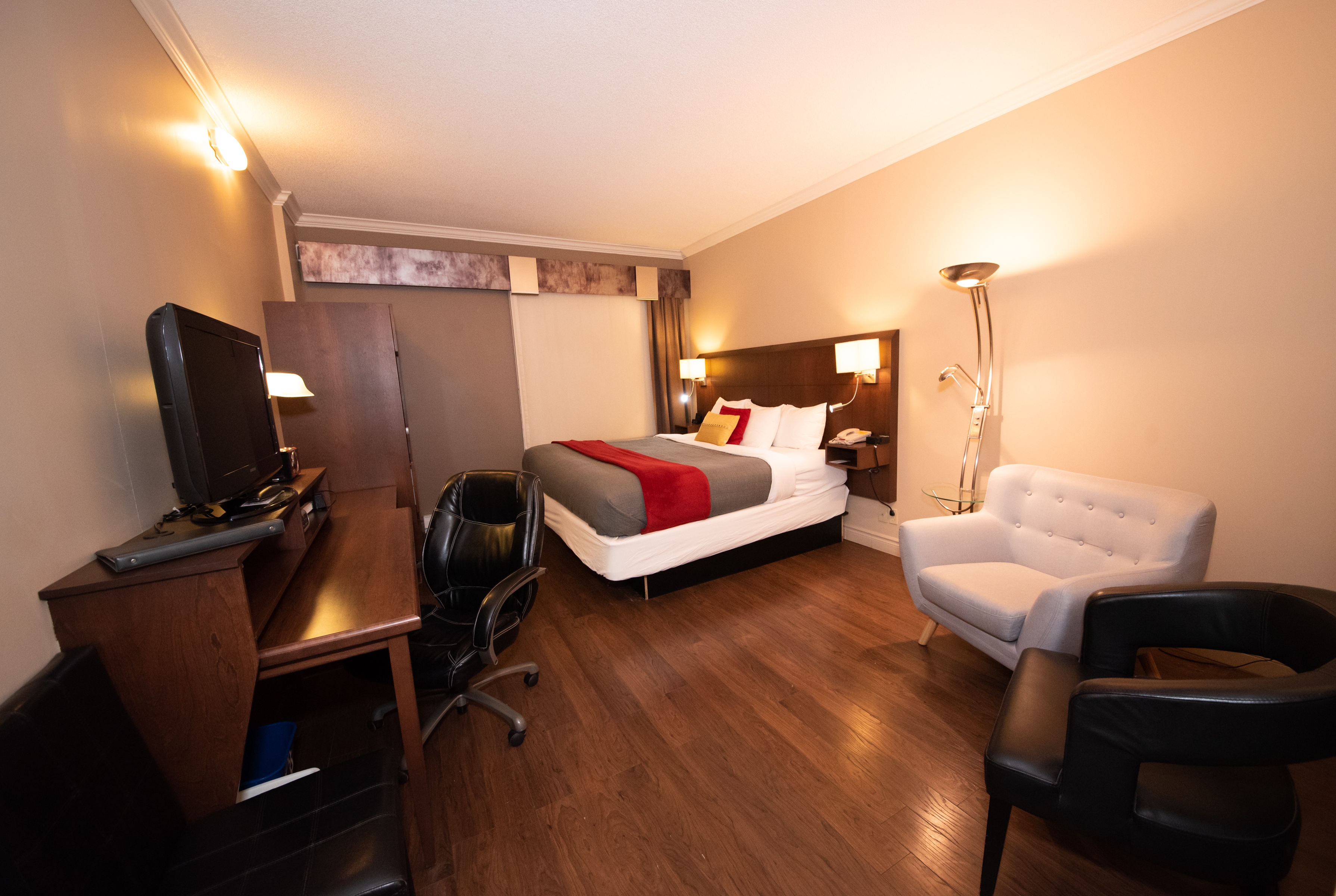 Guest room at the Days Inn by Wyndham Berthierville in Berthierville, Quebec