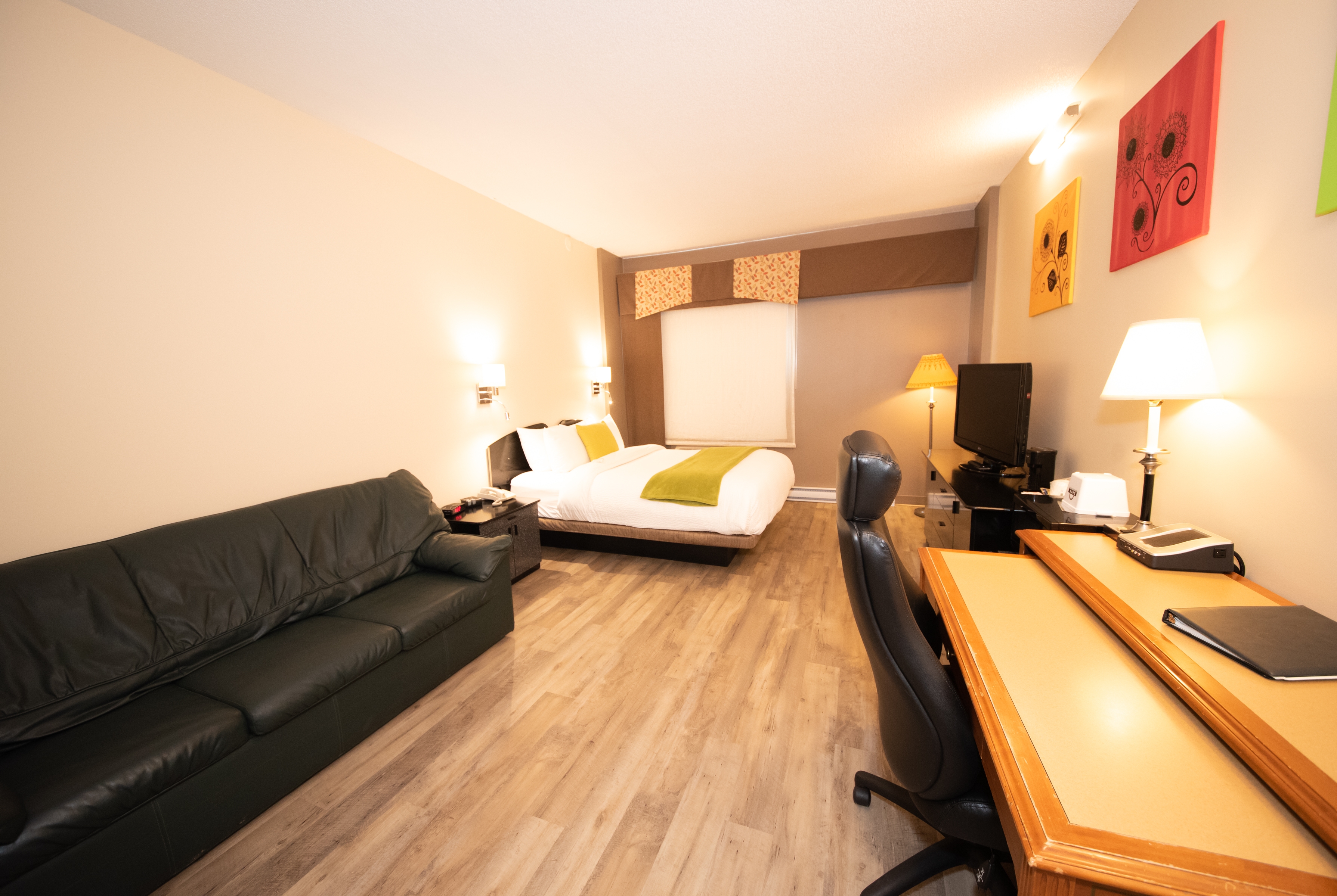 Guest room at the Days Inn by Wyndham Berthierville in Berthierville, Quebec