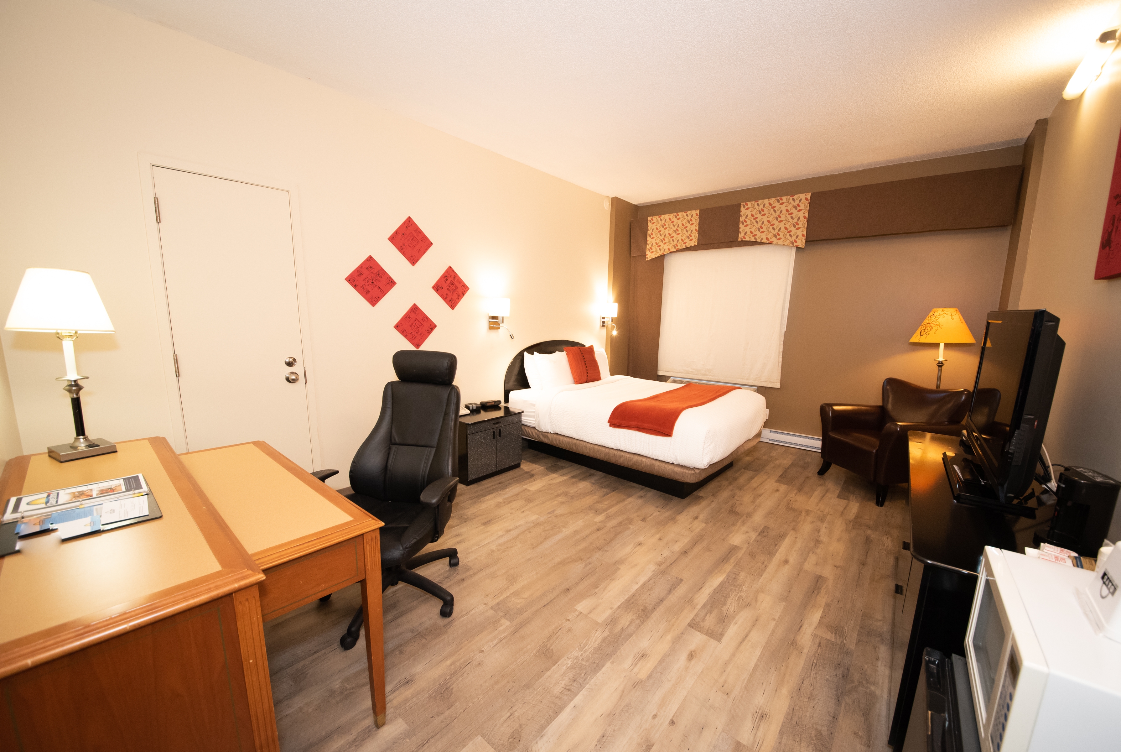 Guest room at the Days Inn by Wyndham Berthierville in Berthierville, Quebec