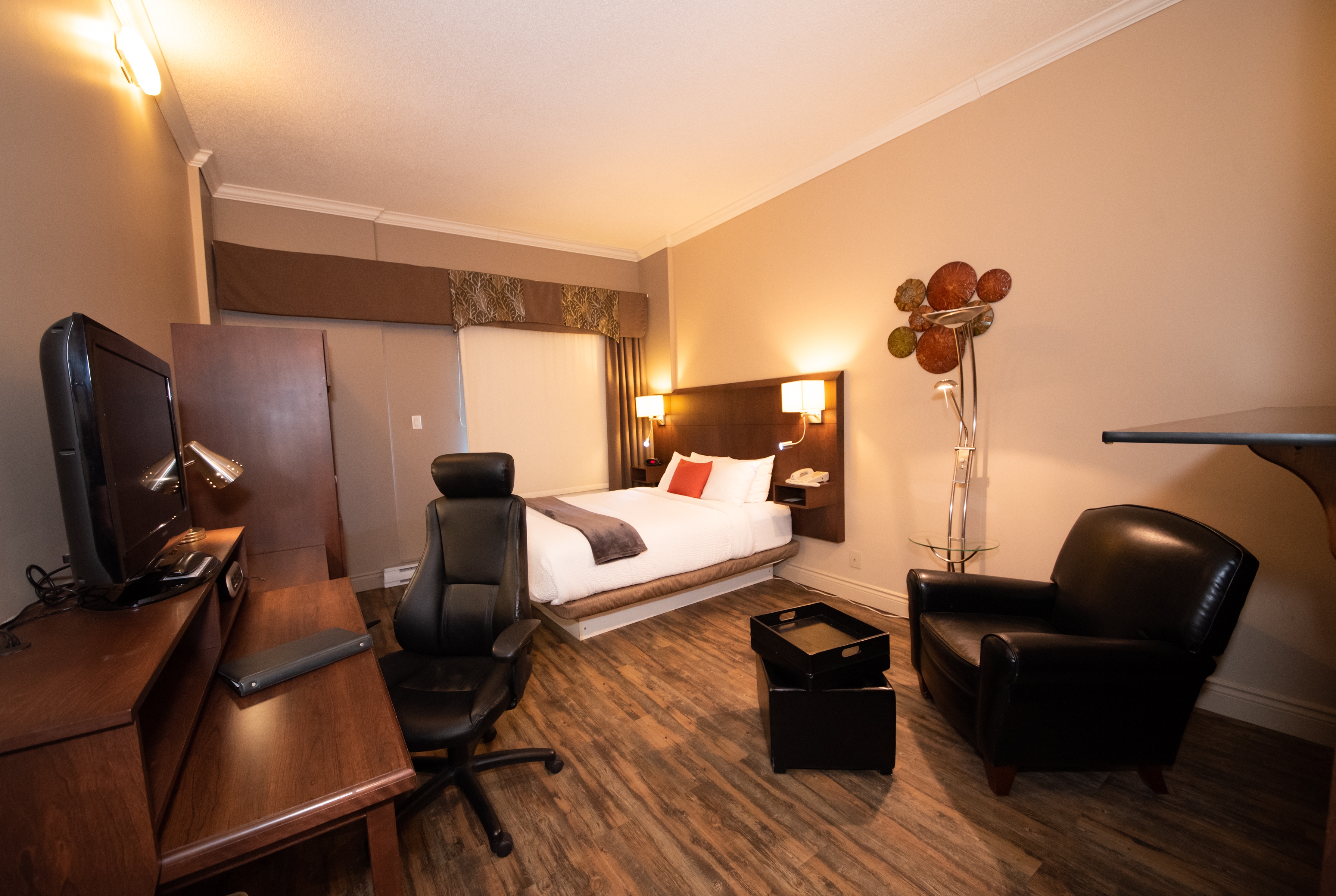 Guest room at the Days Inn by Wyndham Berthierville in Berthierville, Quebec