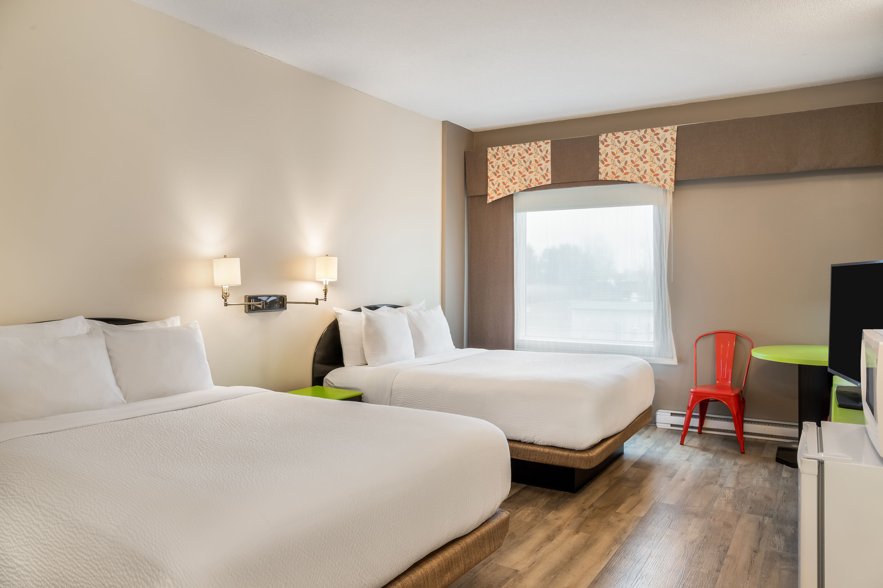 Double bed guest room at the Days Inn by Wyndham Berthierville in Berthierville, Quebec