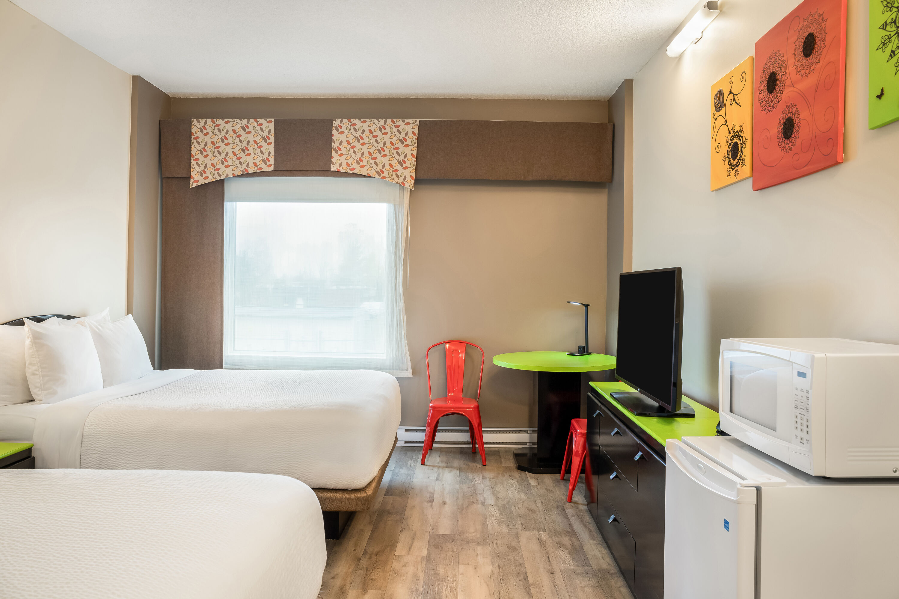 Double bed guest room at the Days Inn by Wyndham Berthierville in Berthierville, Quebec