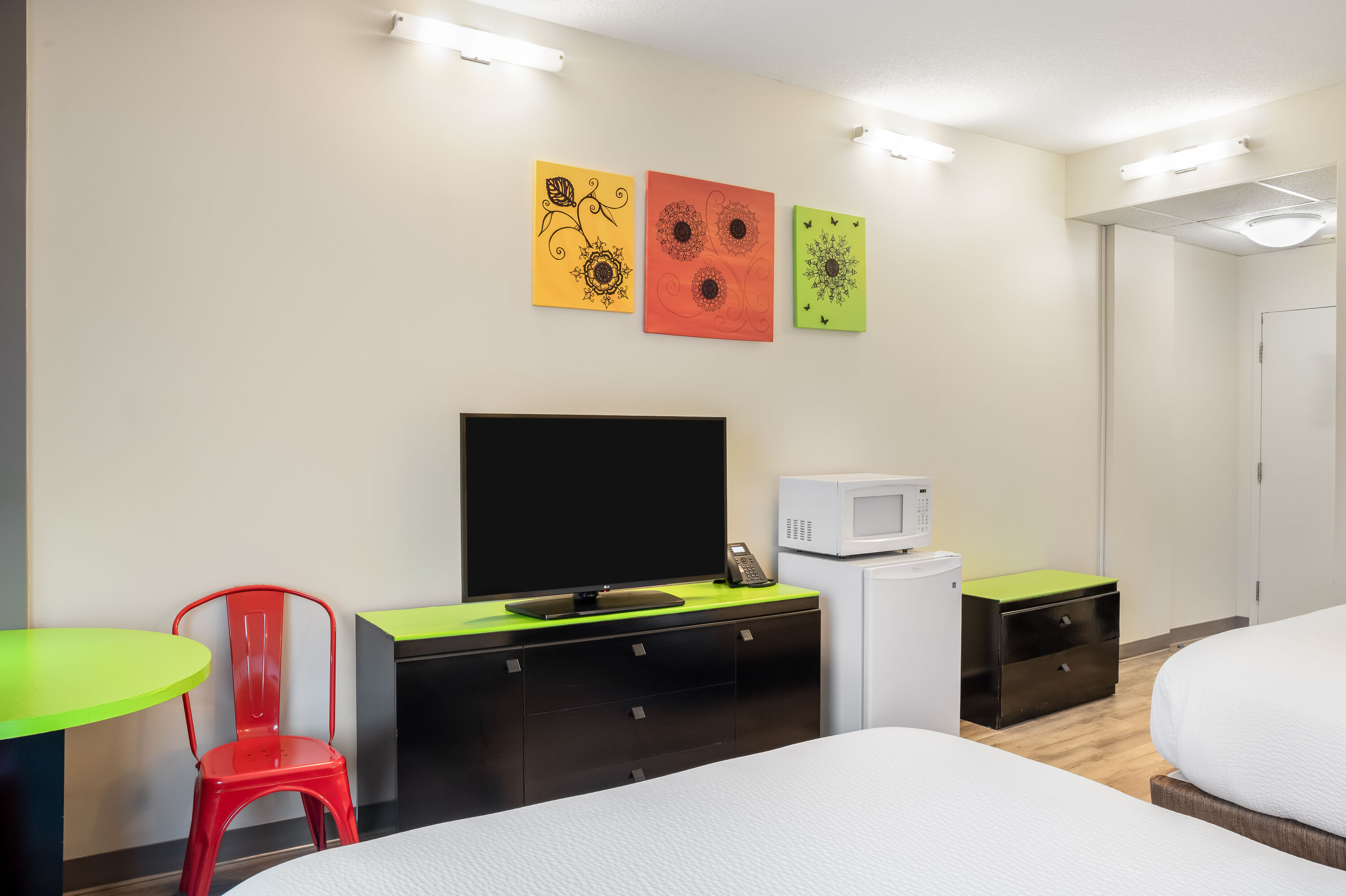 Double bed guest room at the Days Inn by Wyndham Berthierville in Berthierville, Quebec