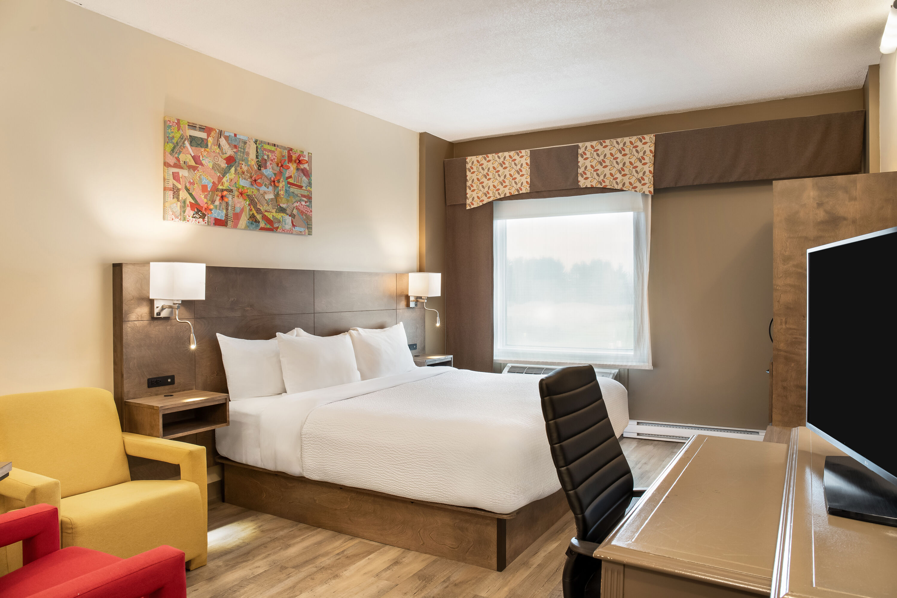 King bed guest room at the Days Inn by Wyndham Berthierville in Berthierville, Quebec