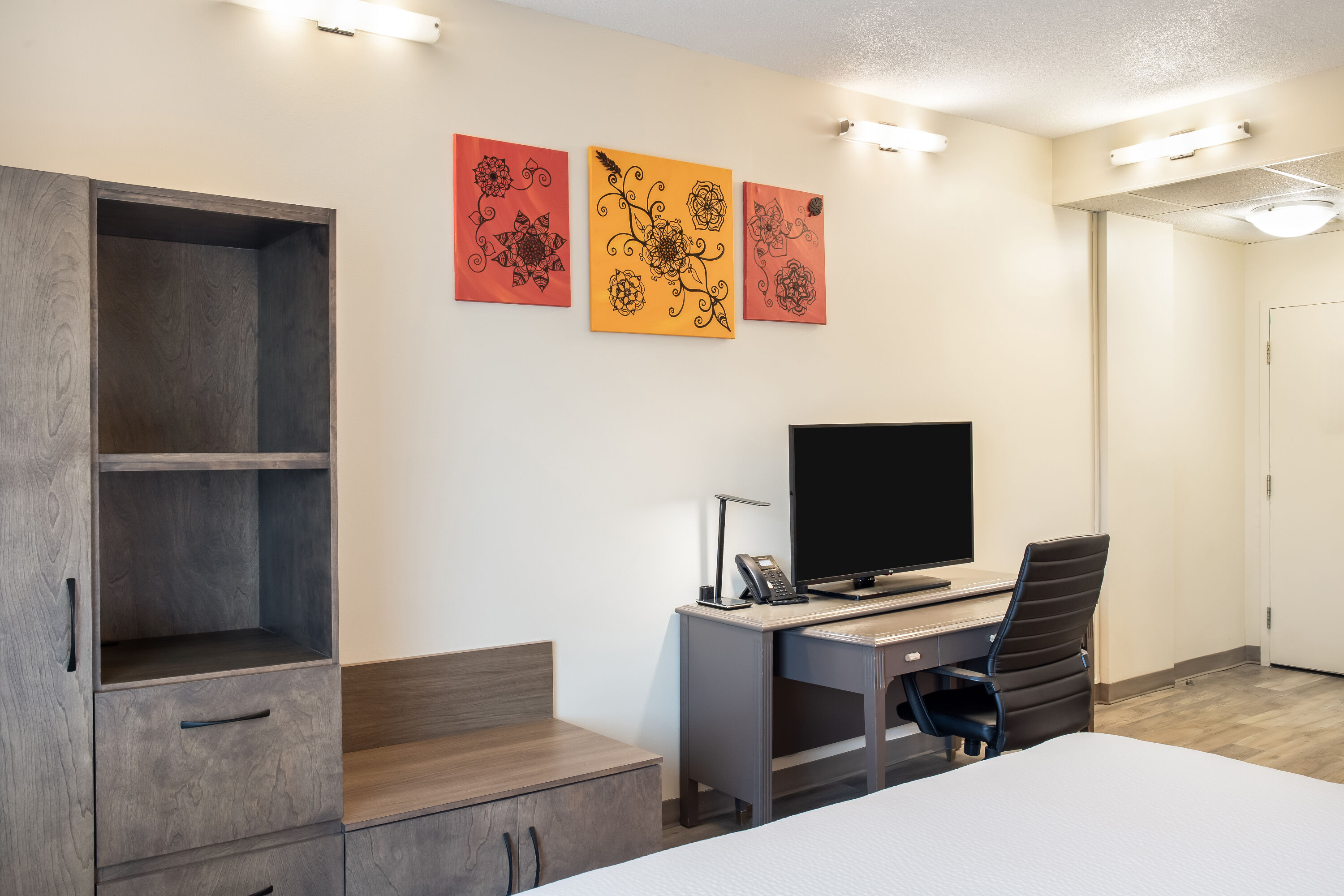 King bed guest room at the Days Inn by Wyndham Berthierville in Berthierville, Quebec