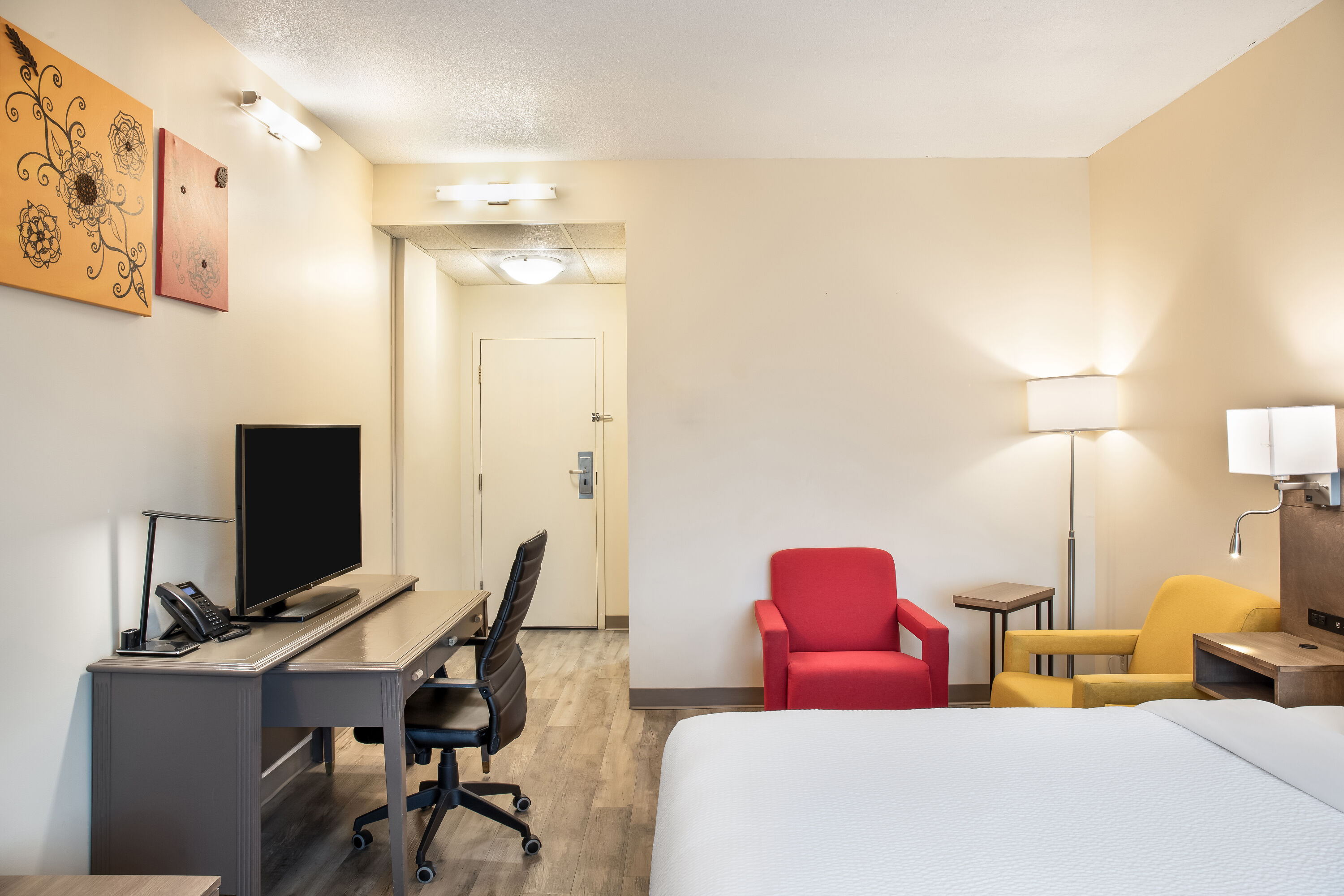 King bed guest room at the Days Inn by Wyndham Berthierville in Berthierville, Quebec