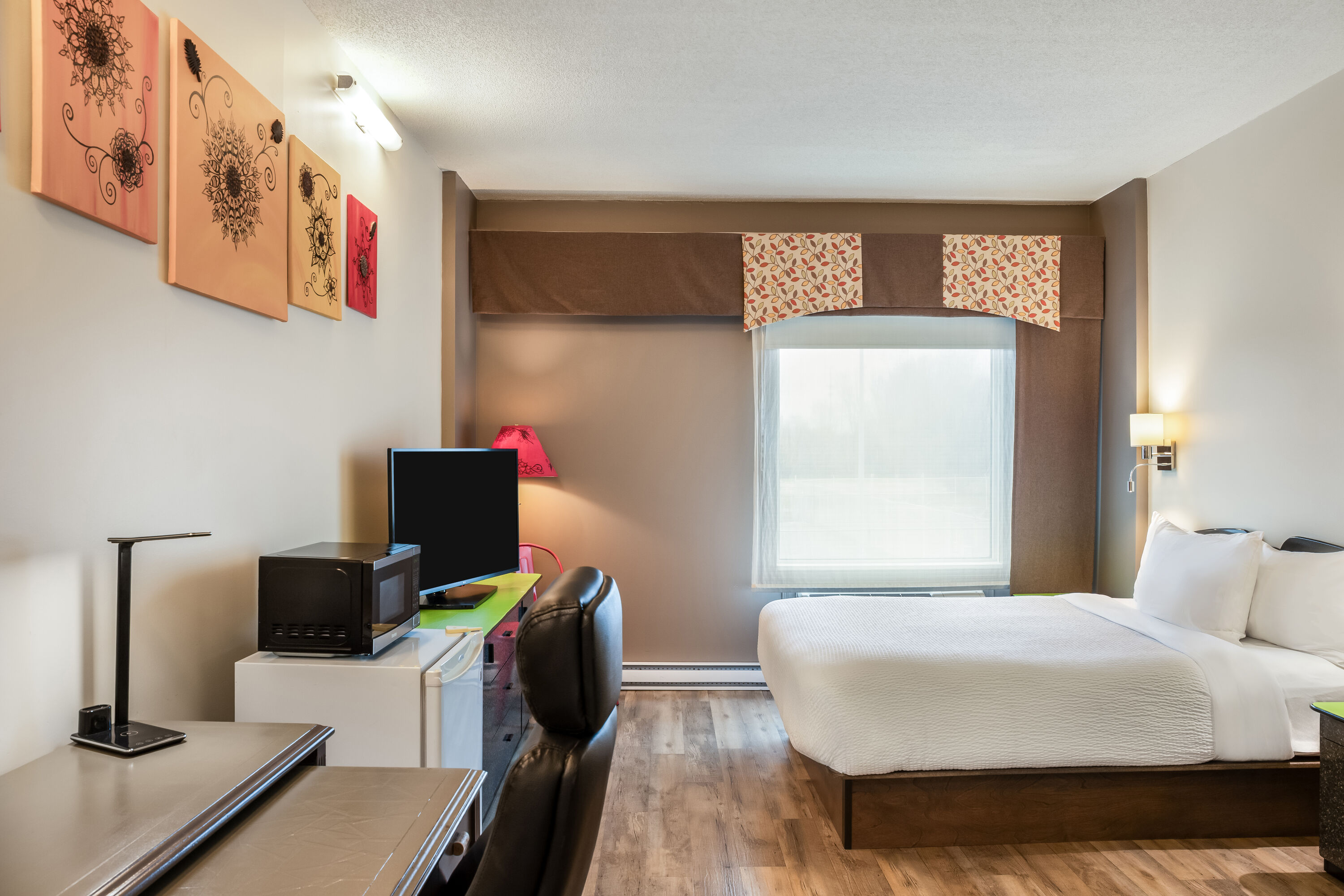 Queen bed guest room at the Days Inn by Wyndham Berthierville in Berthierville, Quebec