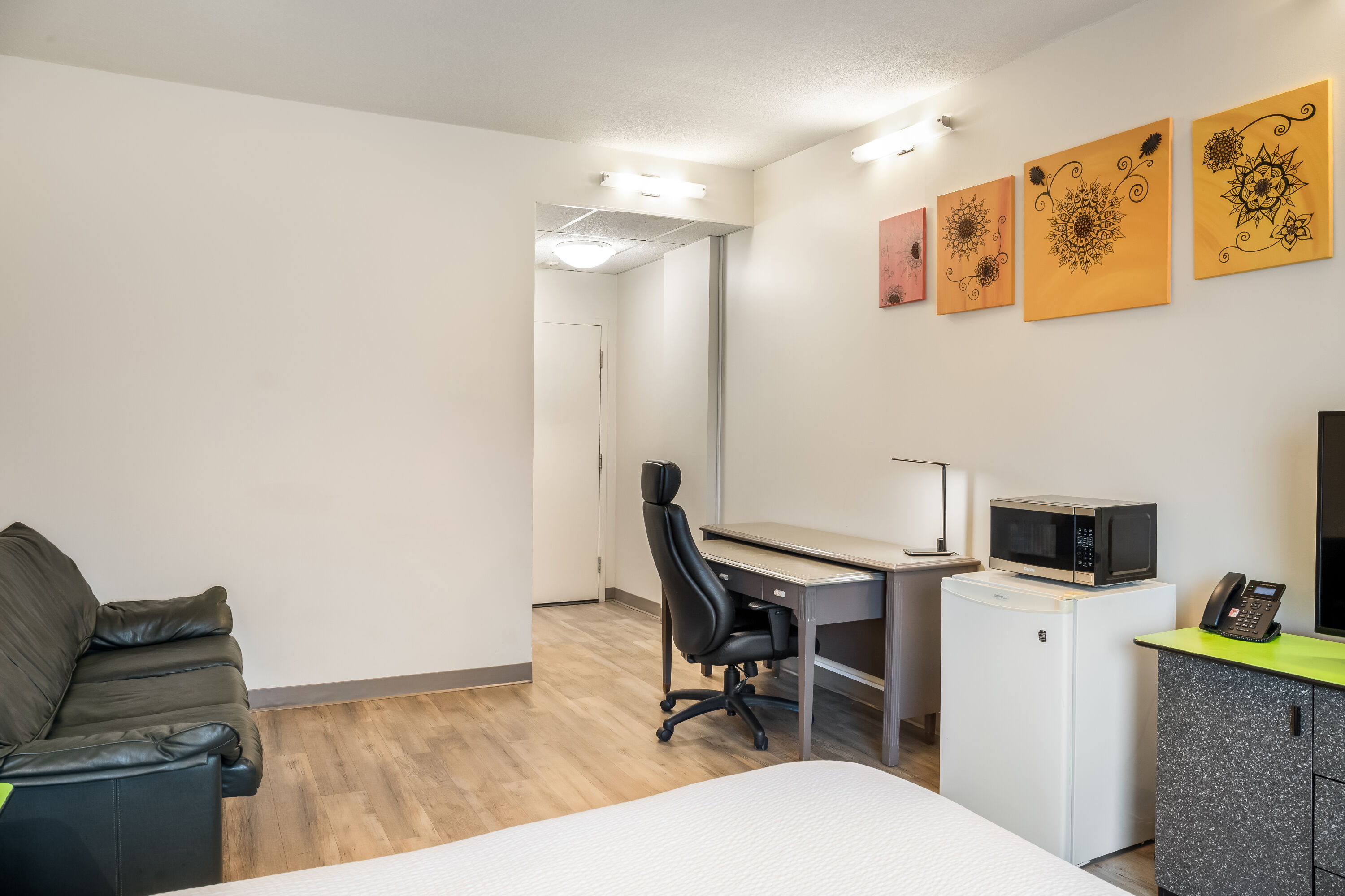 Queen bed guest room at the Days Inn by Wyndham Berthierville in Berthierville, Quebec
