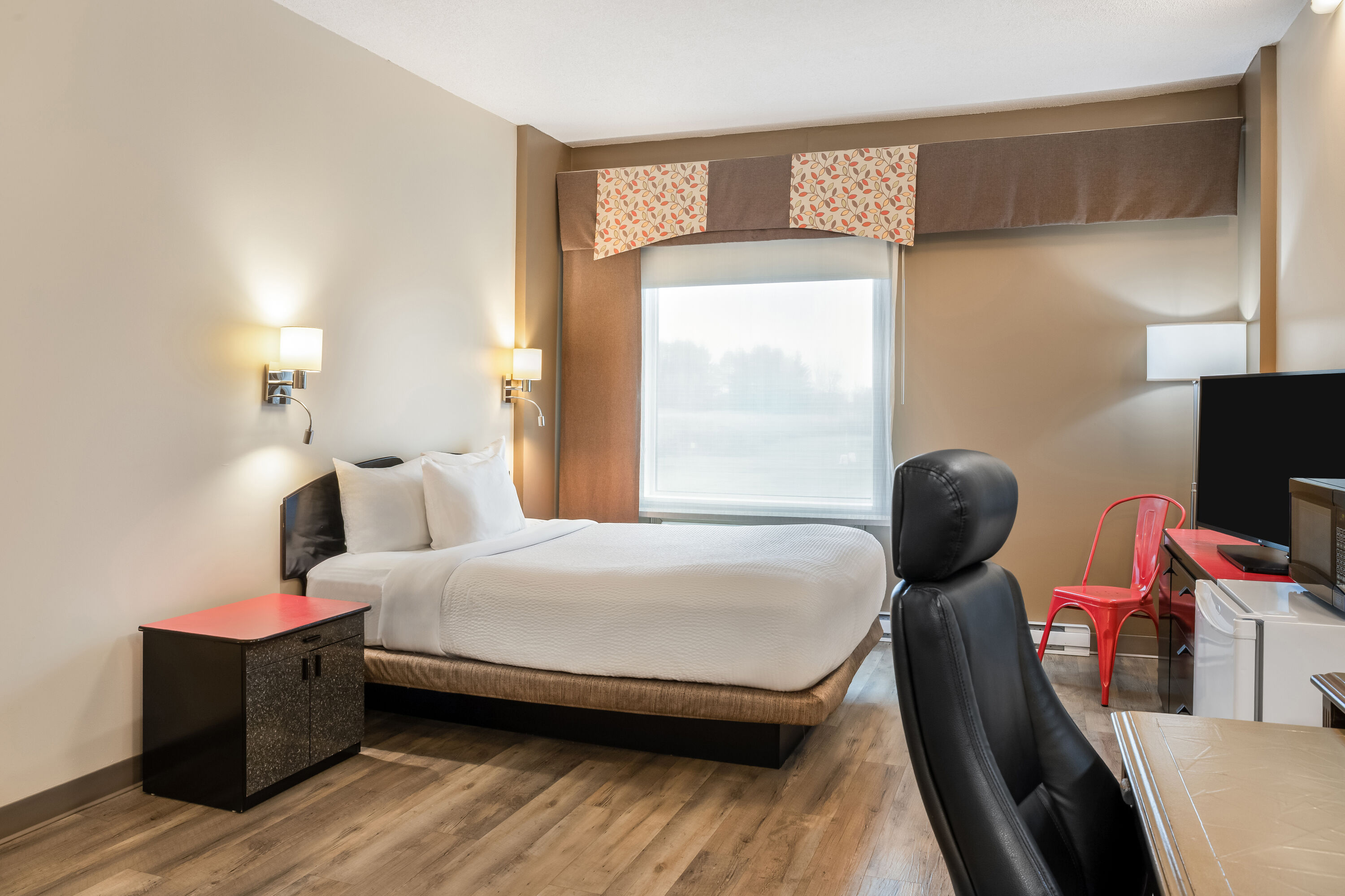 Queen bed guest room at the Days Inn by Wyndham Berthierville in Berthierville, Quebec