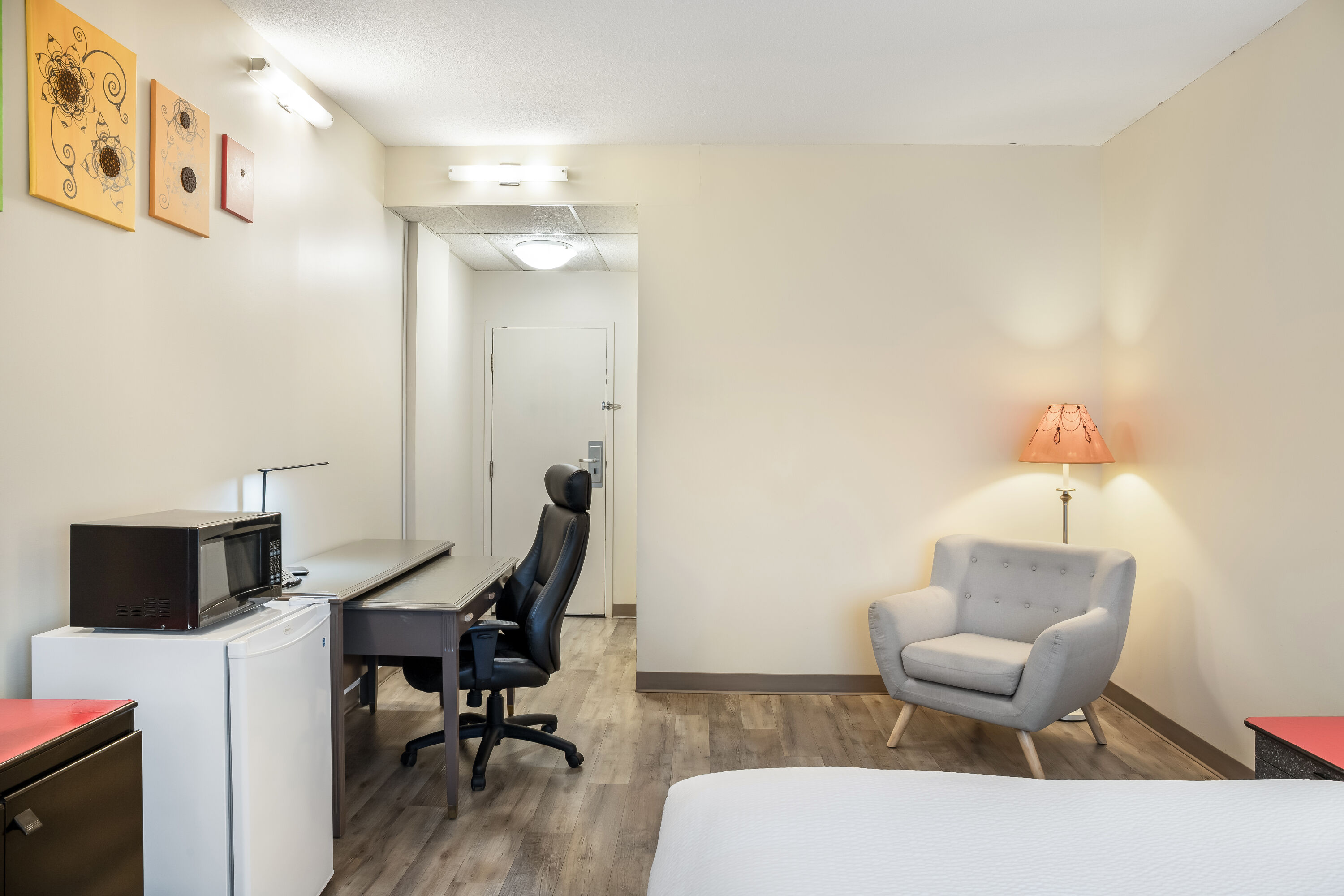 Queen bed guest room at the Days Inn by Wyndham Berthierville in Berthierville, Quebec