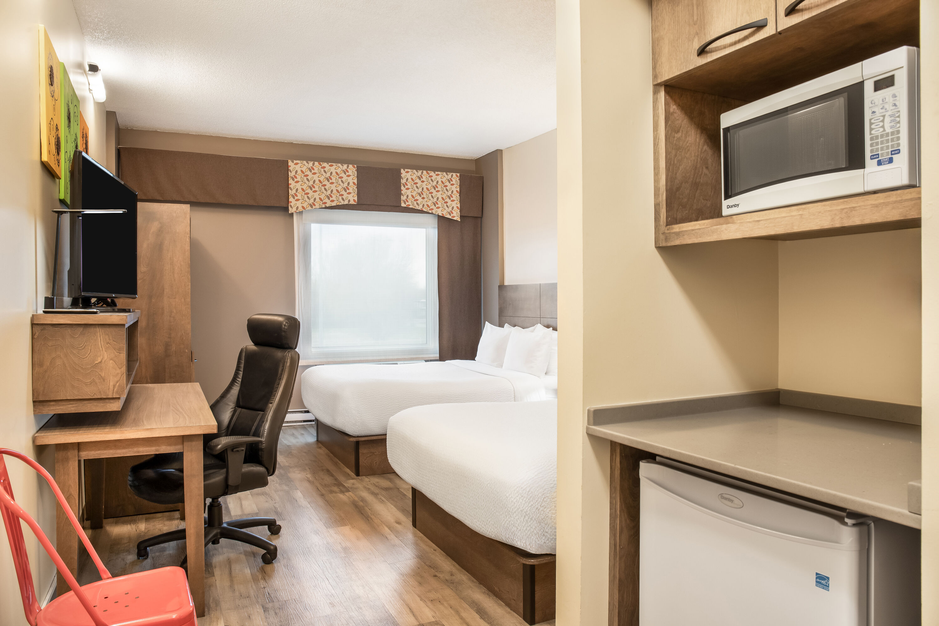 Queen bed guest room at the Days Inn by Wyndham Berthierville in Berthierville, Quebec
