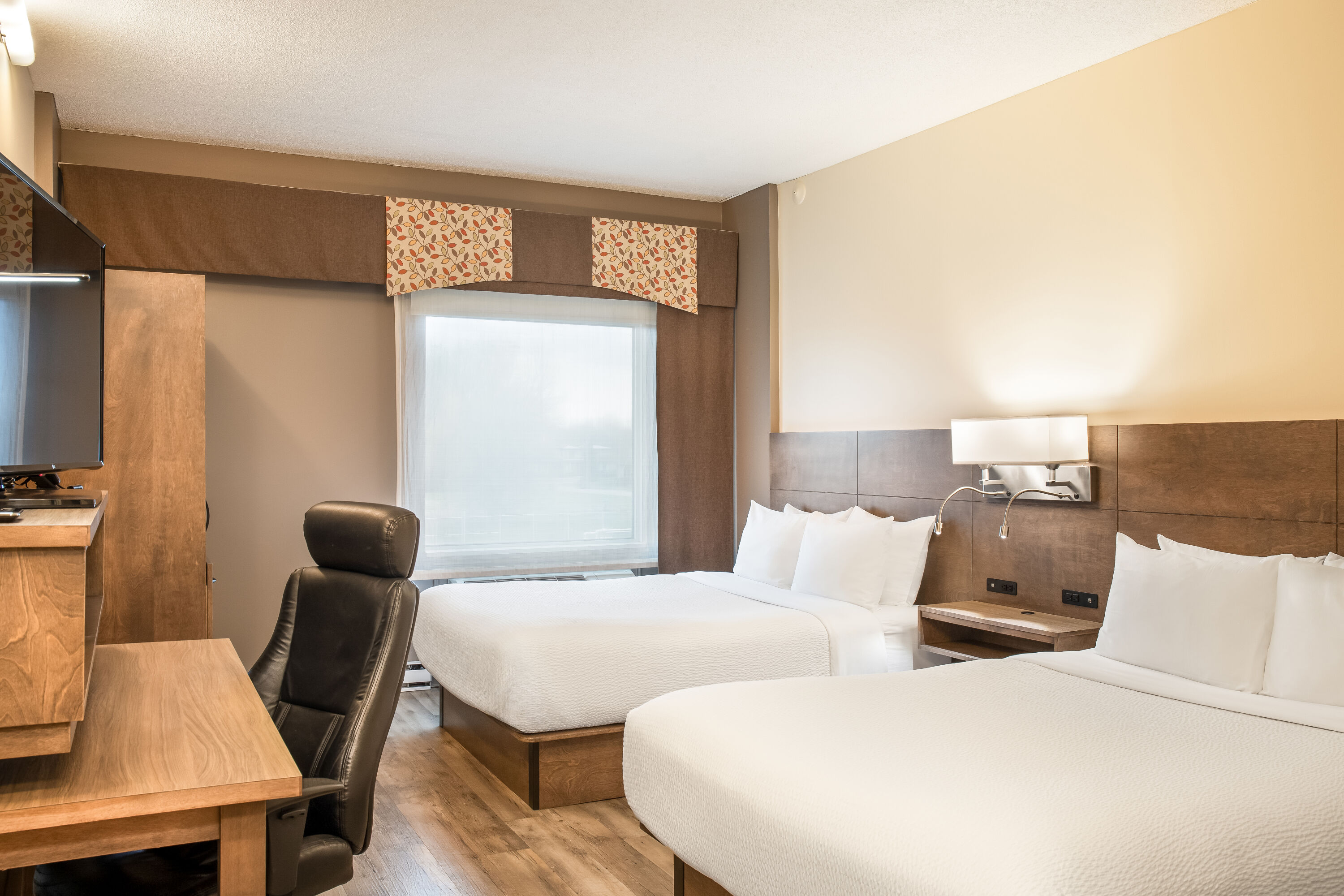 Queen bed guest room at the Days Inn by Wyndham Berthierville in Berthierville, Quebec