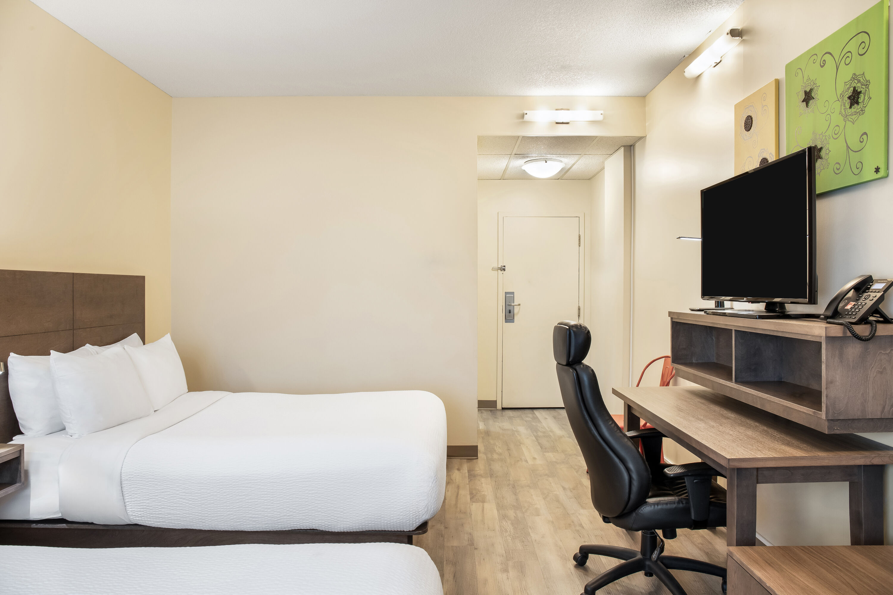 Queen bed guest room at the Days Inn by Wyndham Berthierville in Berthierville, Quebec