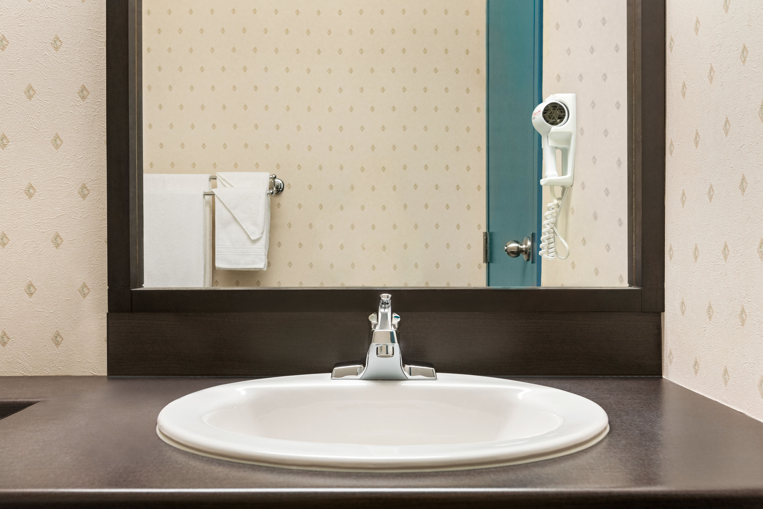 Guest room bath at the Days Inn by Wyndham Montmagny in Montmagny, Quebec