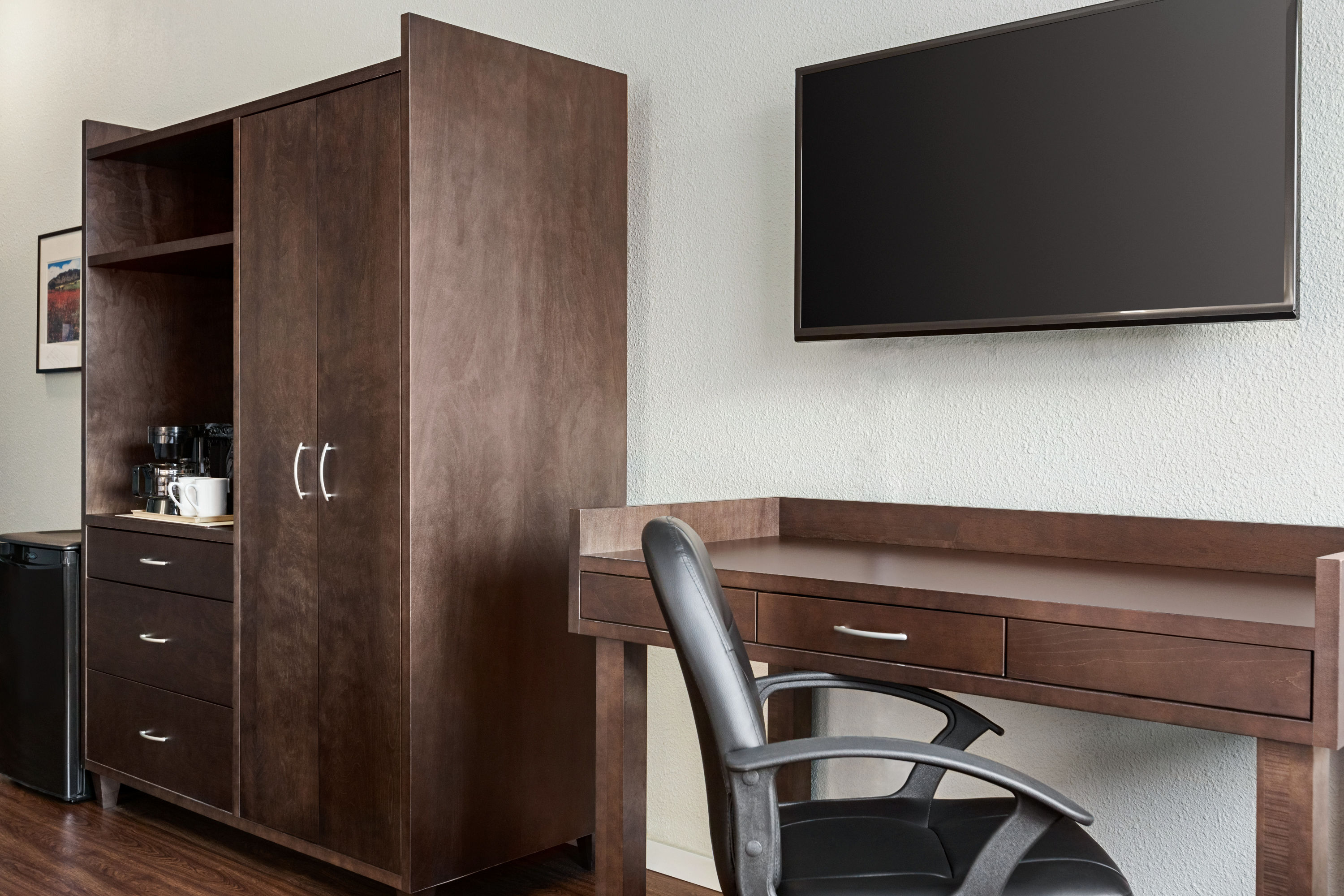 Guest room at the Days Inn by Wyndham Montmagny in Montmagny, Quebec