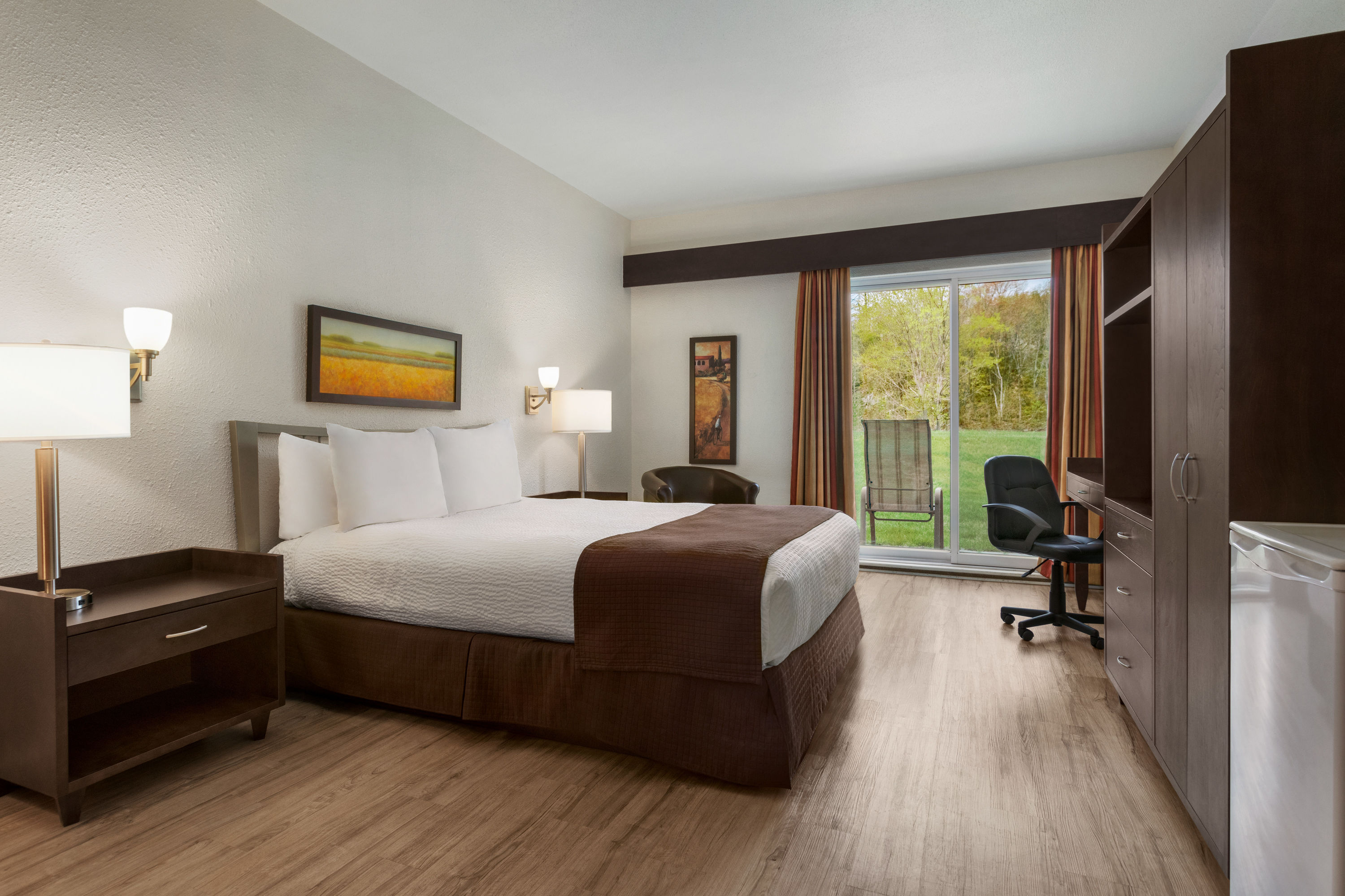 Guest room at the Days Inn by Wyndham Montmagny in Montmagny, Quebec